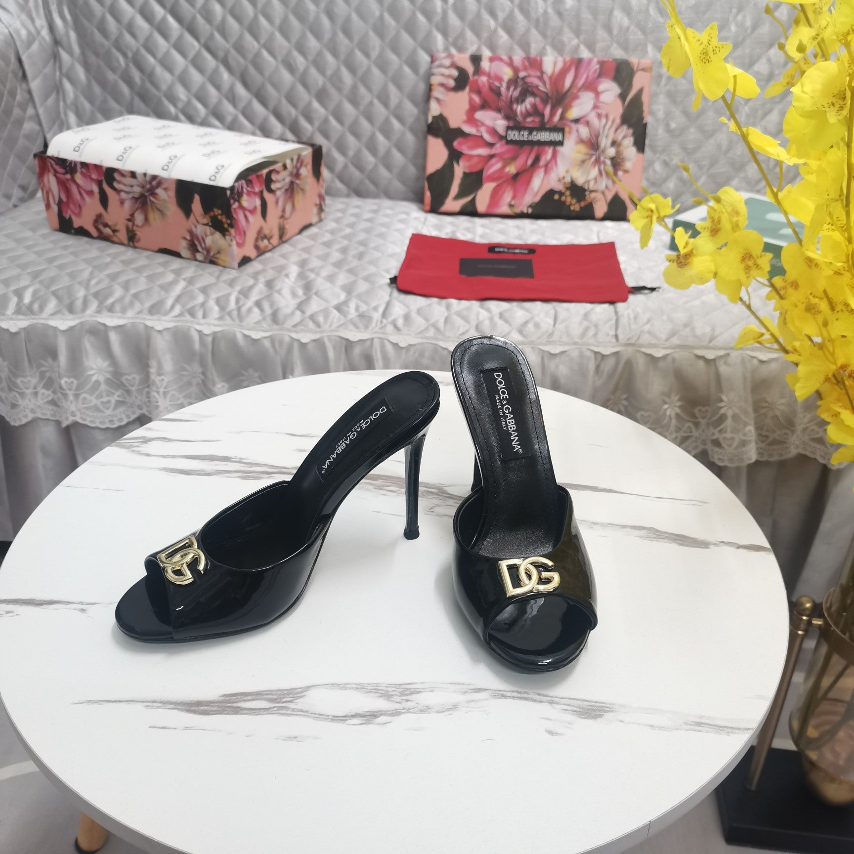 BLACK PATENT MULE HEEL SANDALS WITH GOLD LOGO DETAIL