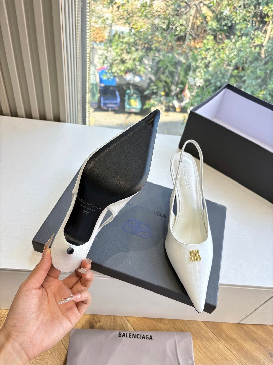 ELEGANT WHITE POINTED-TOE SLINGBACK HEELS