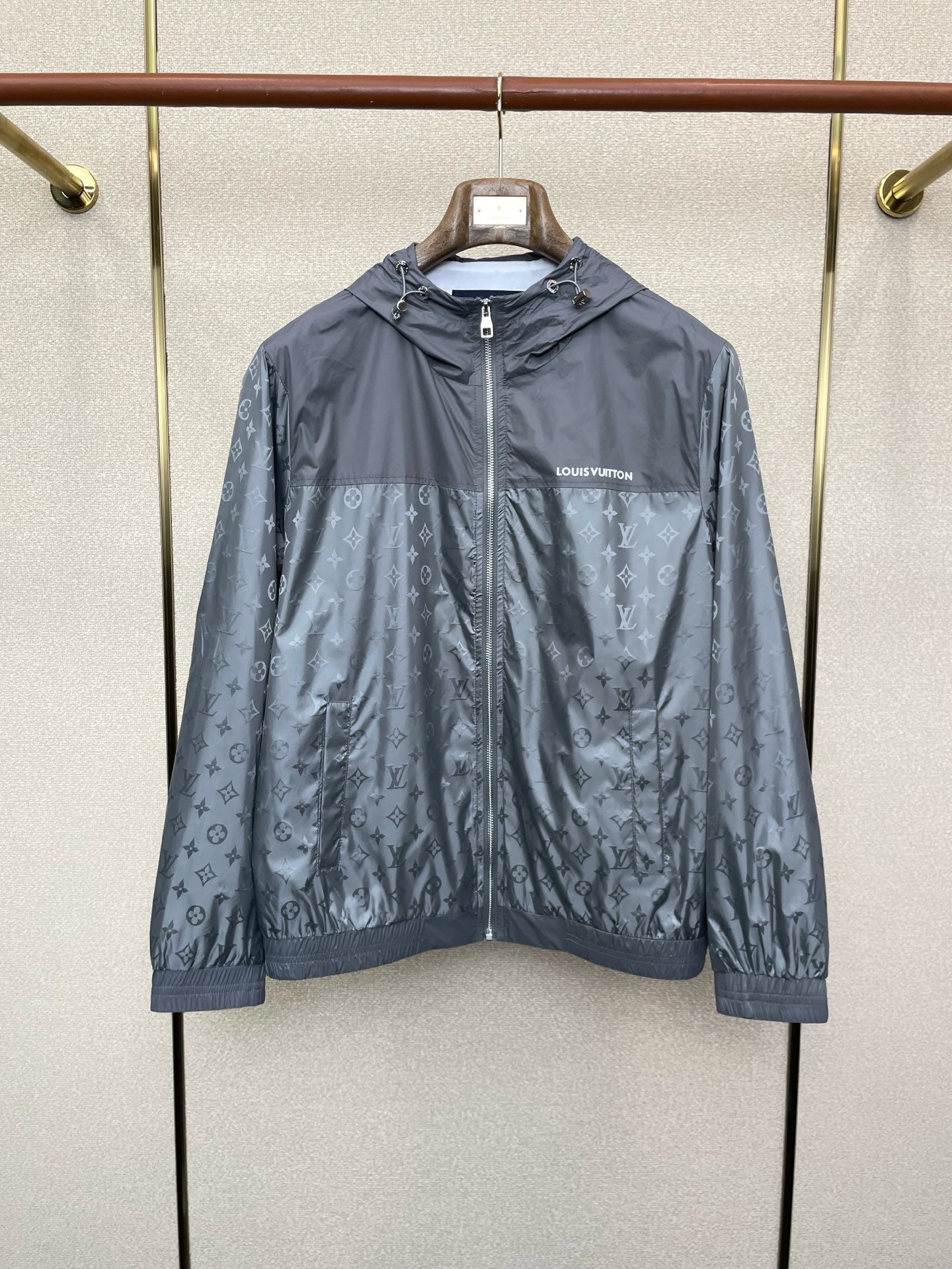 LIGHTWEIGHT HOODED WIND JACKET WITH TONAL PATTERN FINISH