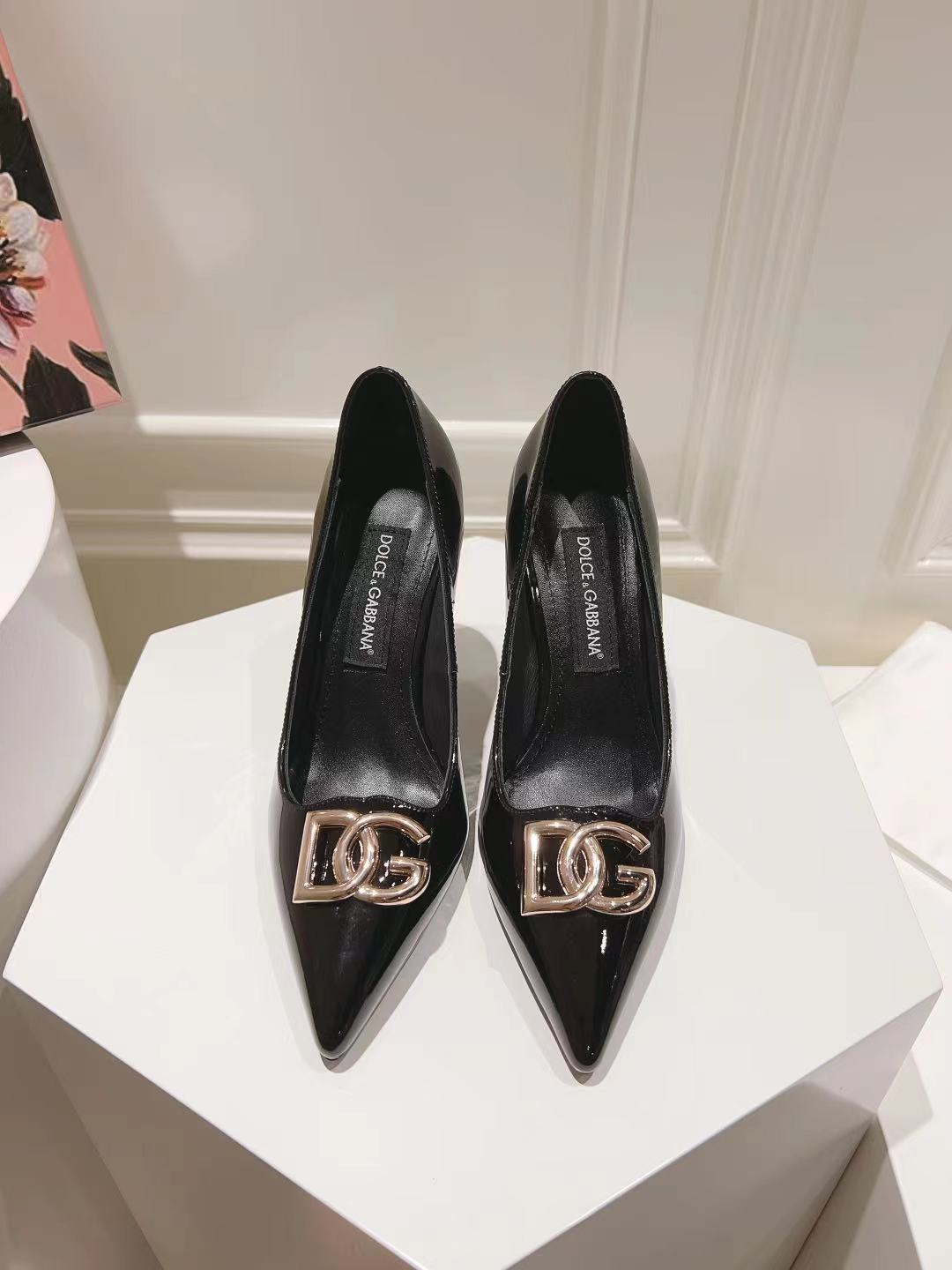 BLACK PATENT POINTED TOE HEEL PUMPS