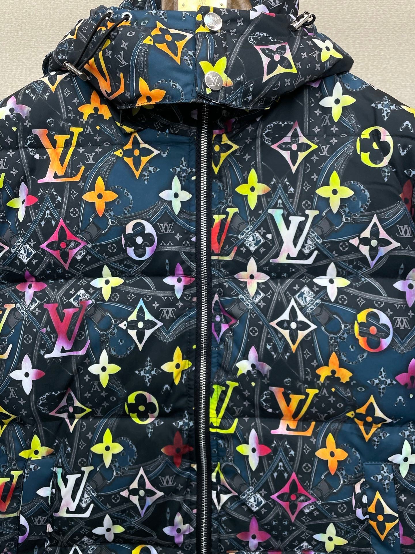 MEHRFARBIGE GRAFIK-PUFFERJACKE