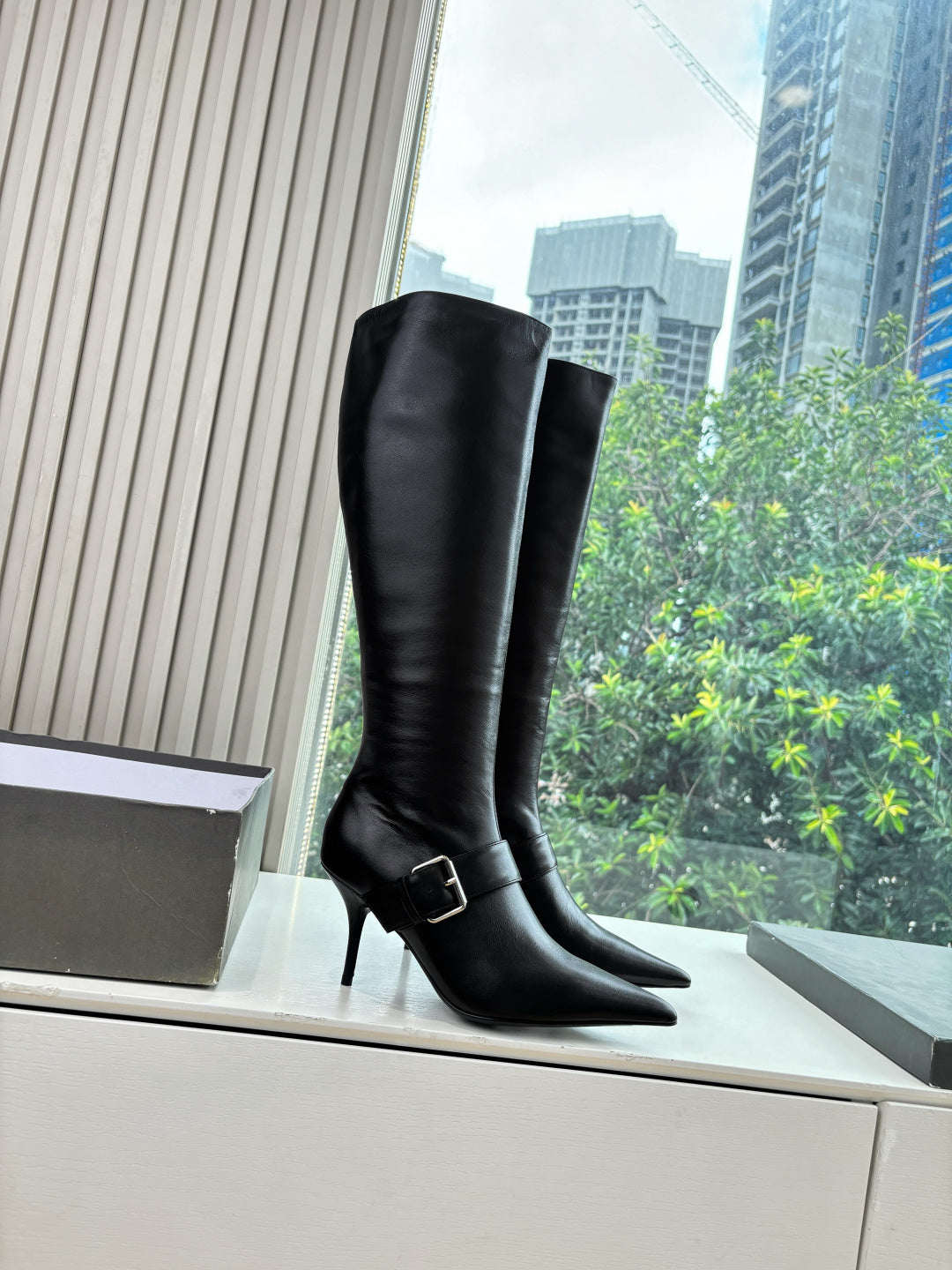 BLACK KNEE-HIGH BUCKLE HEEL BOOTS