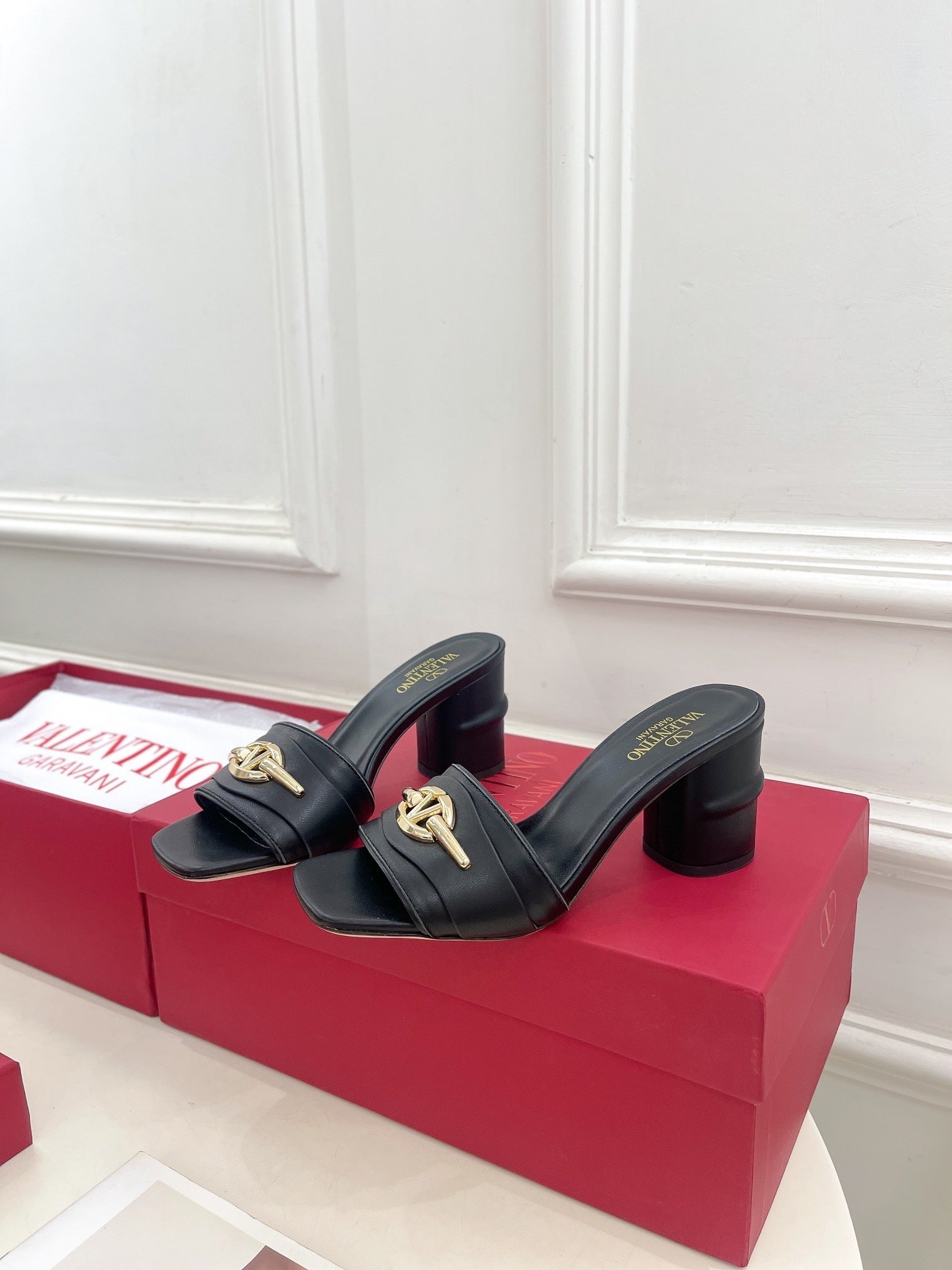 MID-HEEL SLIDE SANDALS – BLACK LEATHER WITH GOLD-TONE HARDWARE