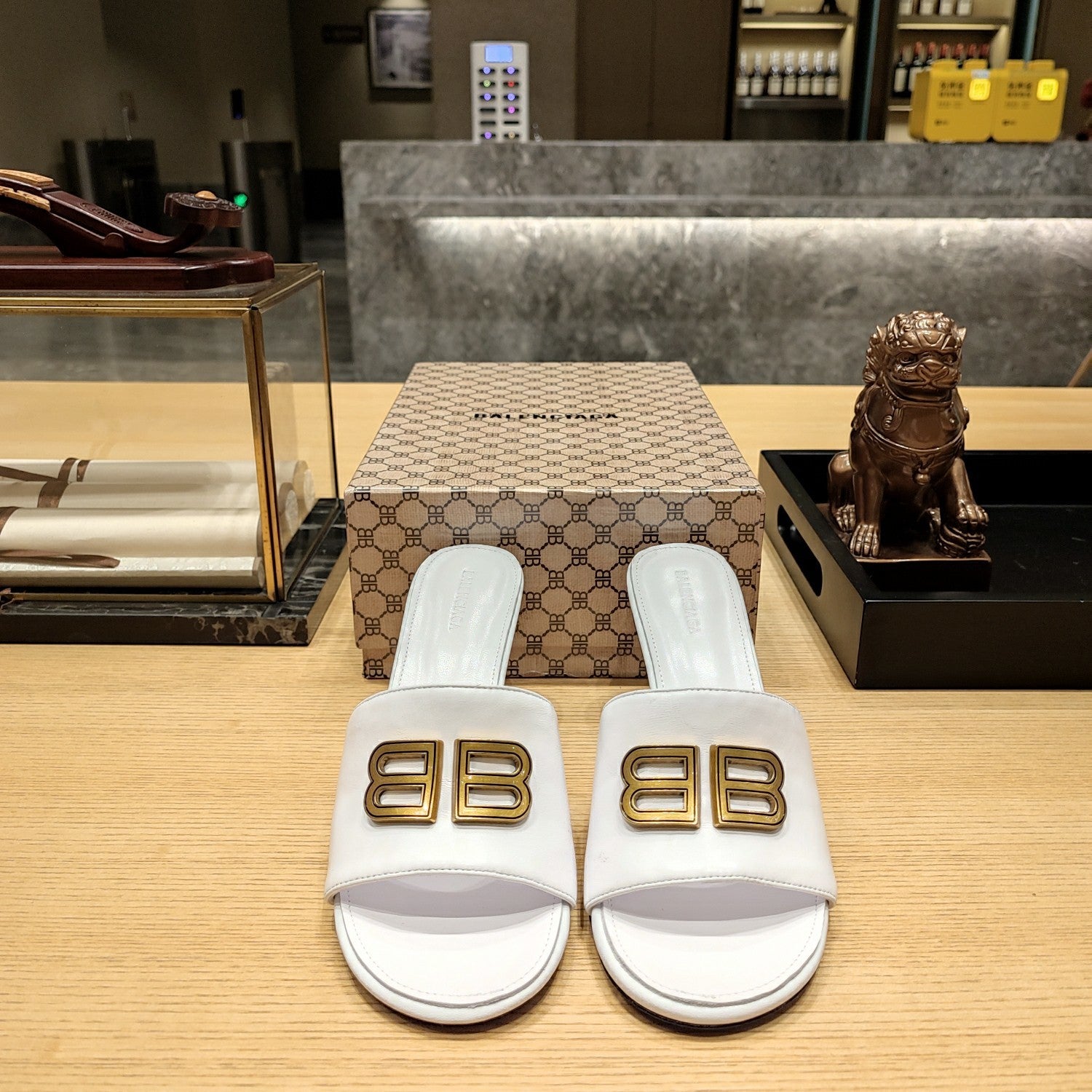 WHITE LOGO LOW HEEL MULE SANDALS
