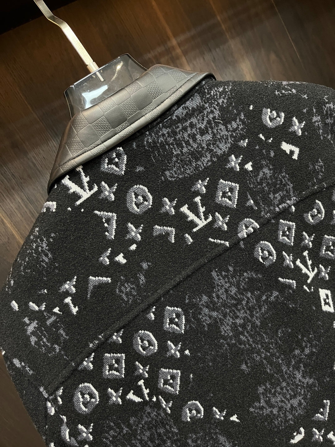 BLACK TEXTURED JACKET WITH CONTRAST PANEL DETAILS