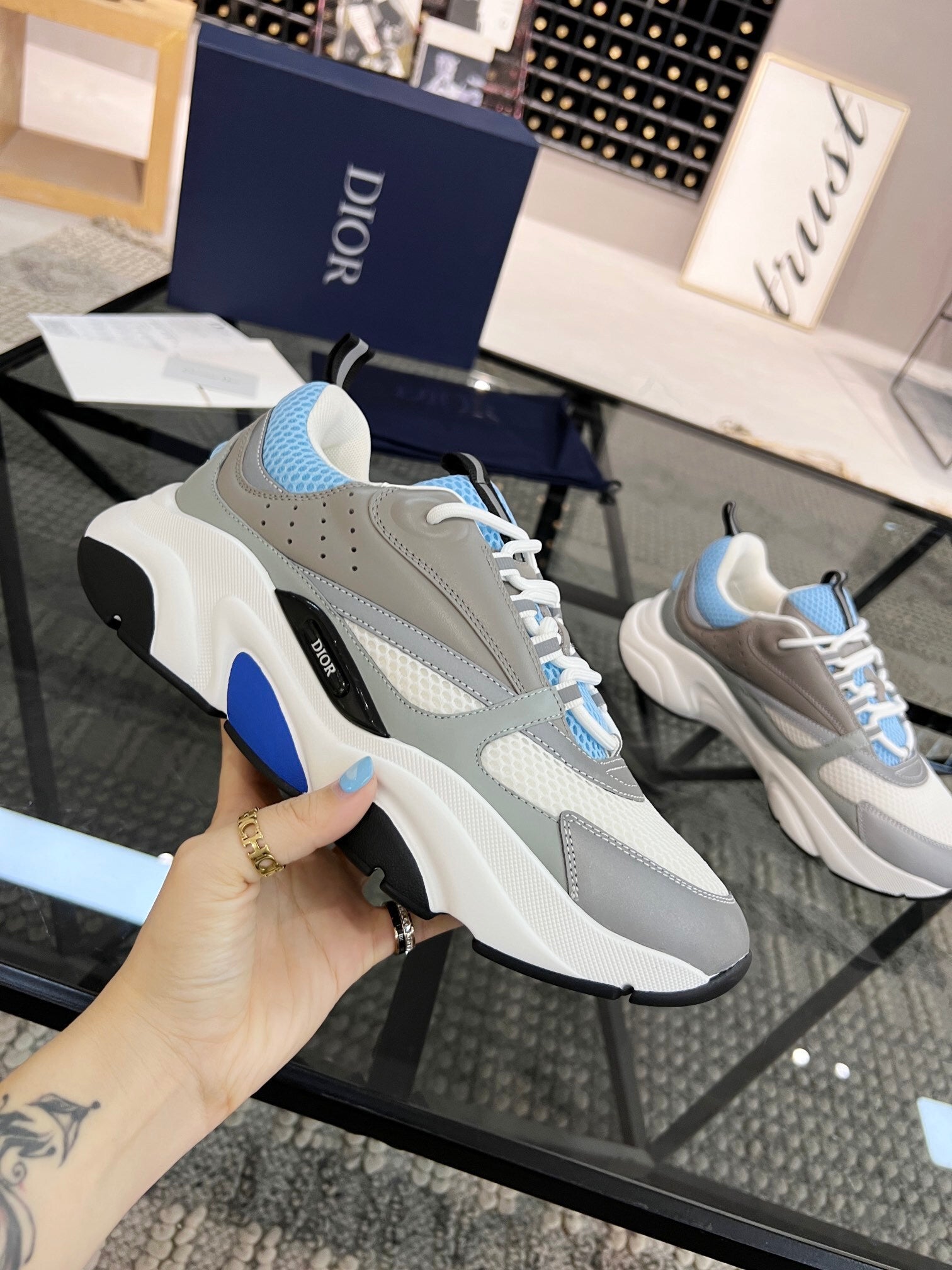 LIGHTWEIGHT MESH PANEL TRAINER SNEAKERS