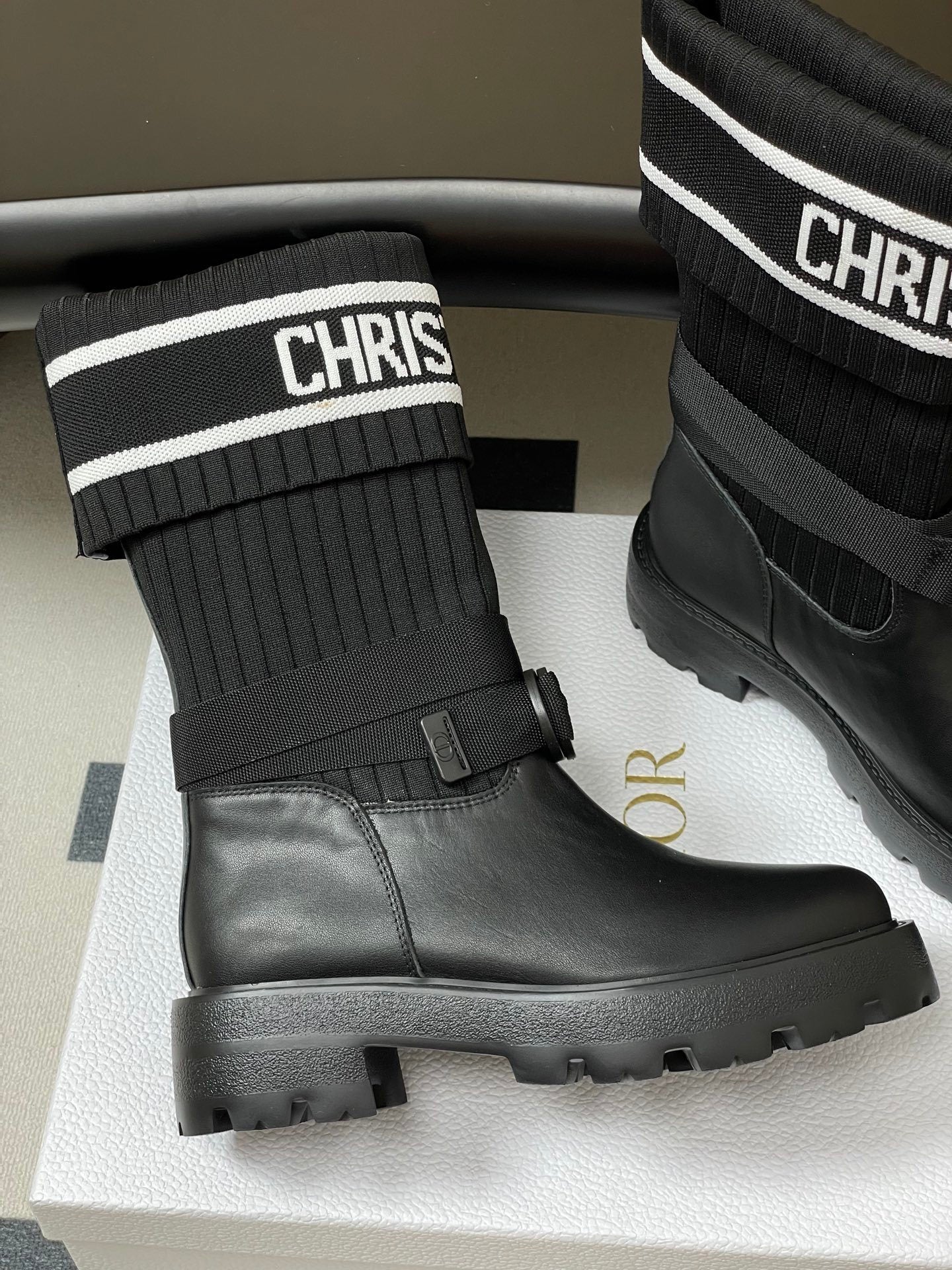 Schwarze, wadenhohe Lederstiefel mit geripptem Strickbündchen und Profilsohle