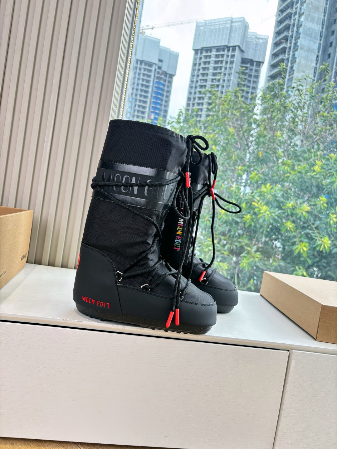 BLACK INSULATED LACE-UP WINTER BOOTS WITH CONTRAST DETAILS