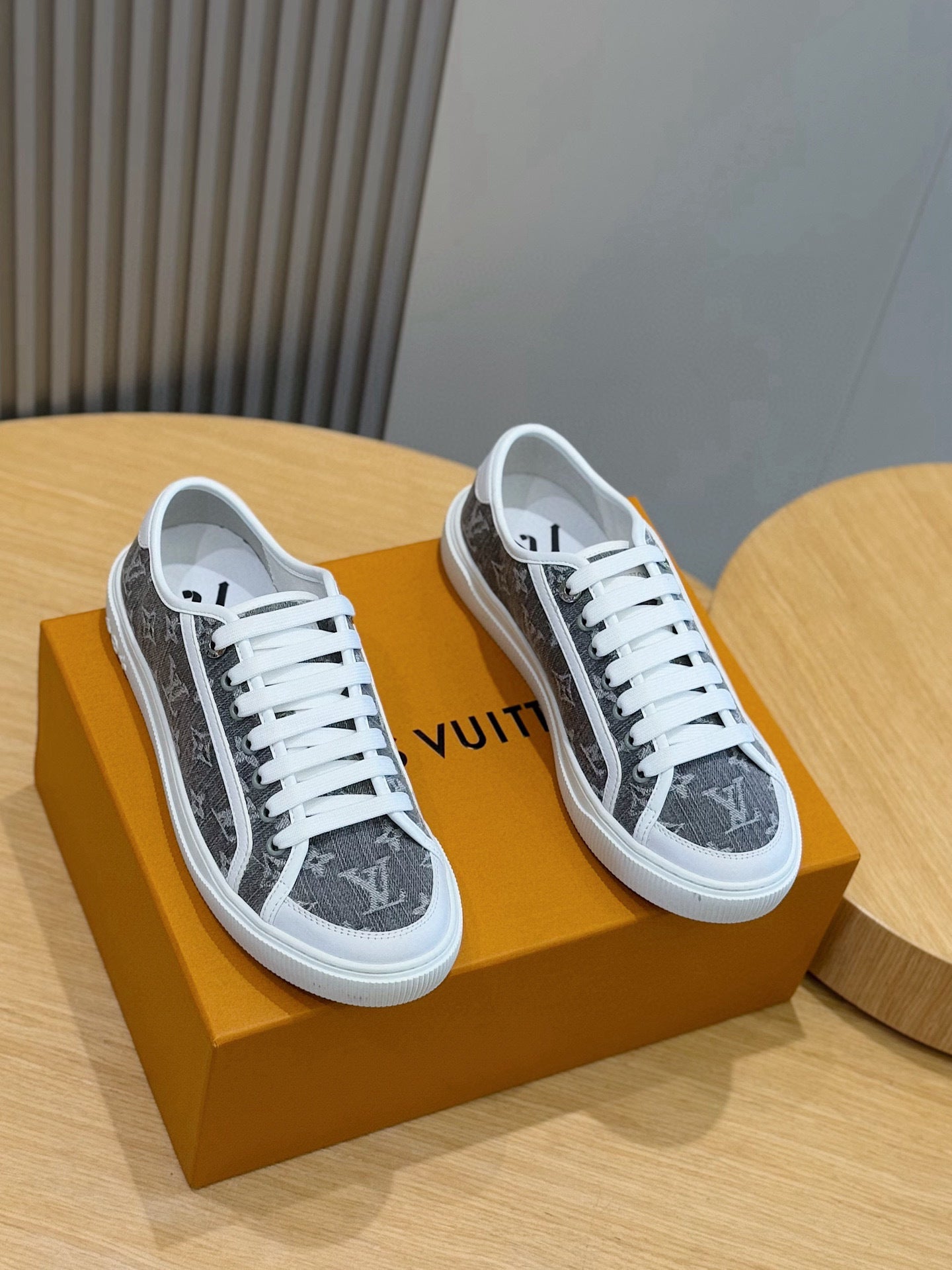 GREY MONOGRAM LOW-TOP SNEAKERS