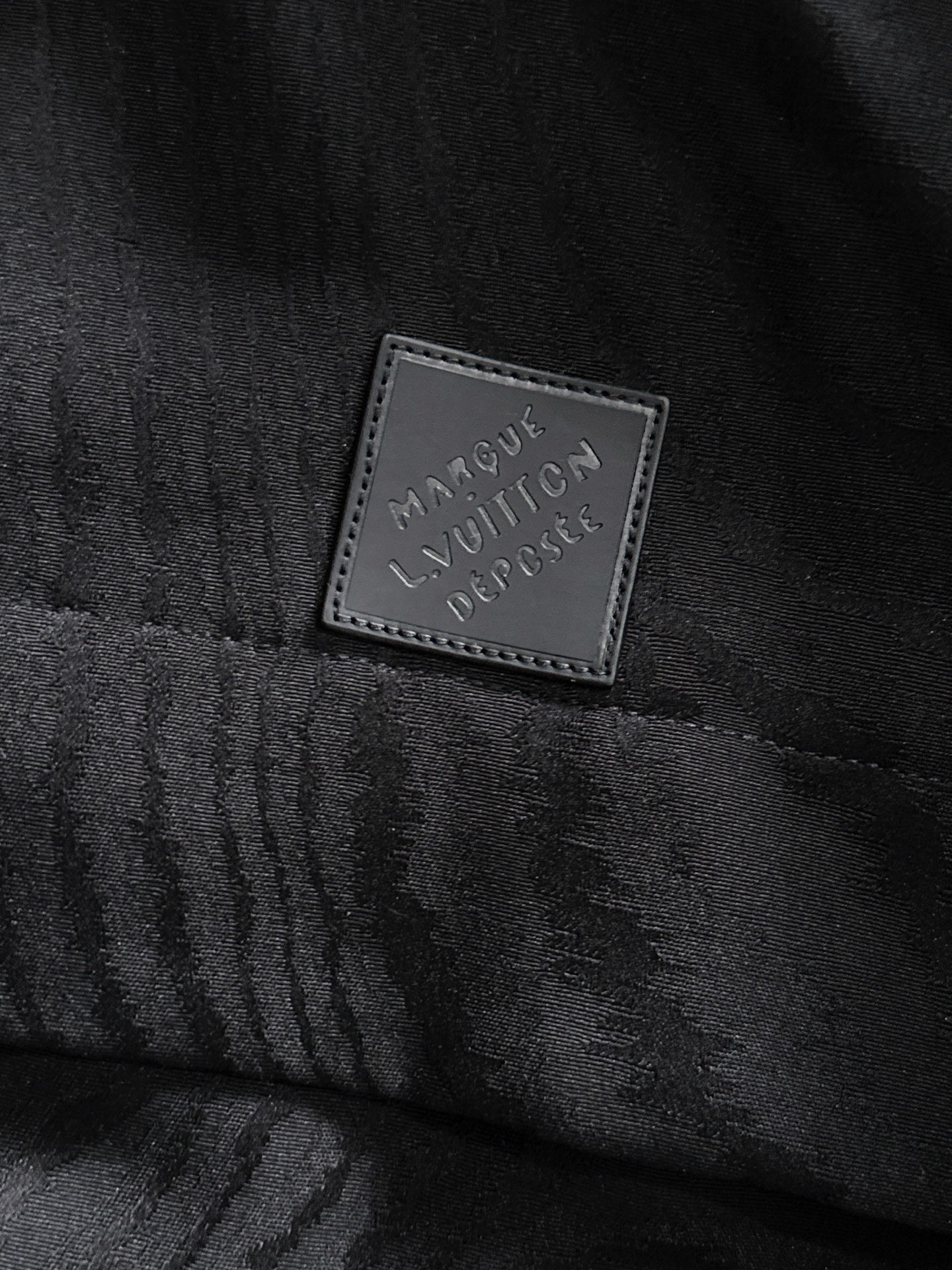 SCHWARZE KAPUZENJACKE MIT STRUKTURIERTER FORM