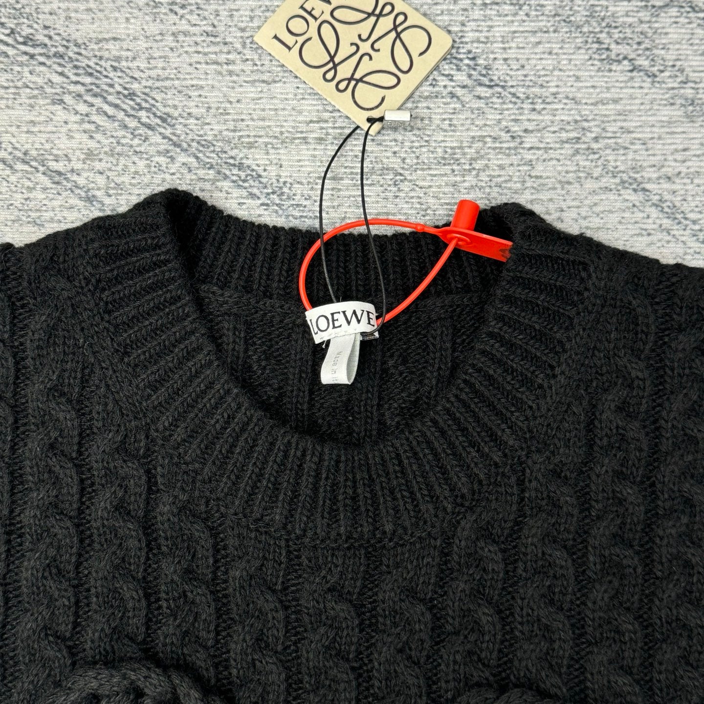 CABLE KNIT CREW NECK VEST
