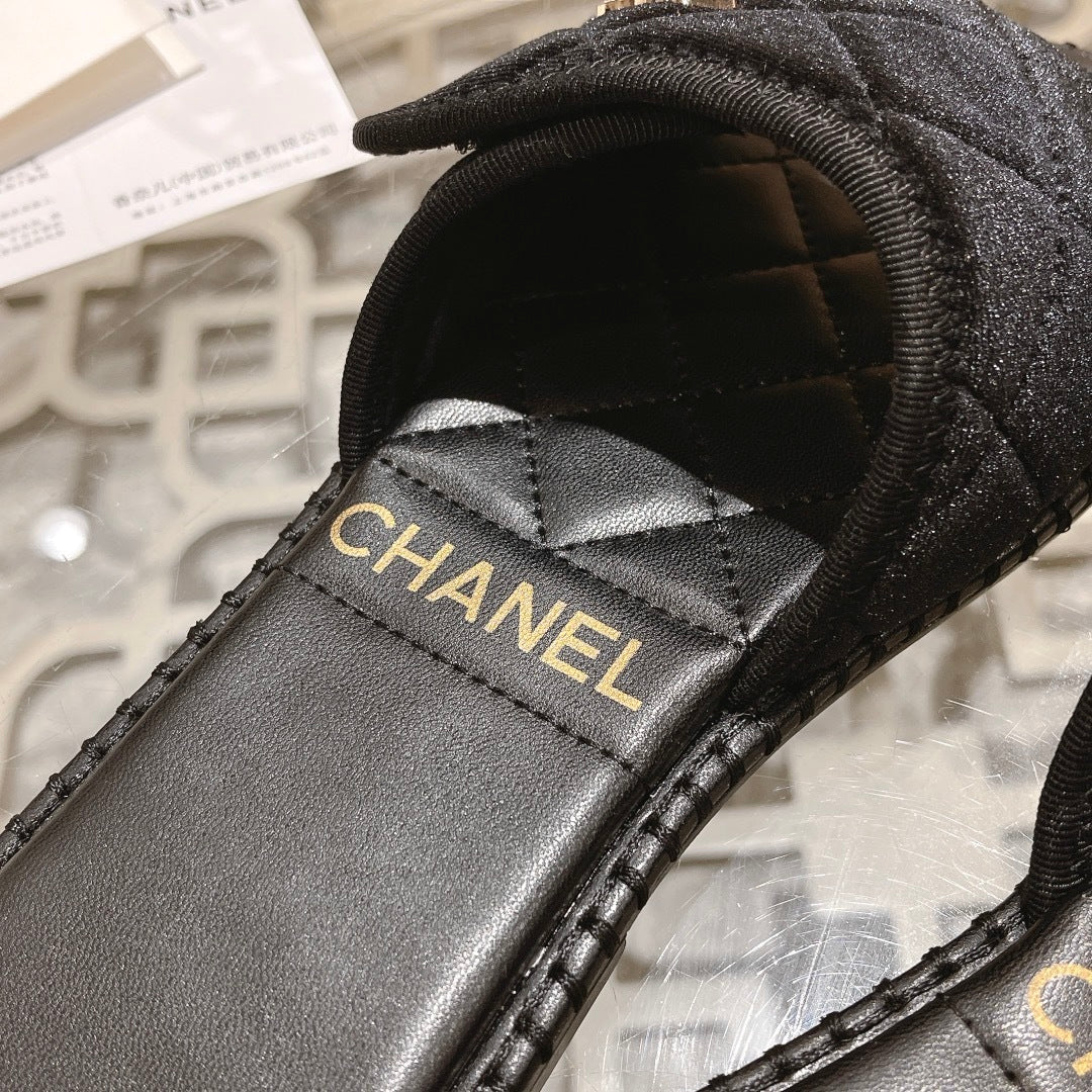 BLACK QUILTED SLIDES