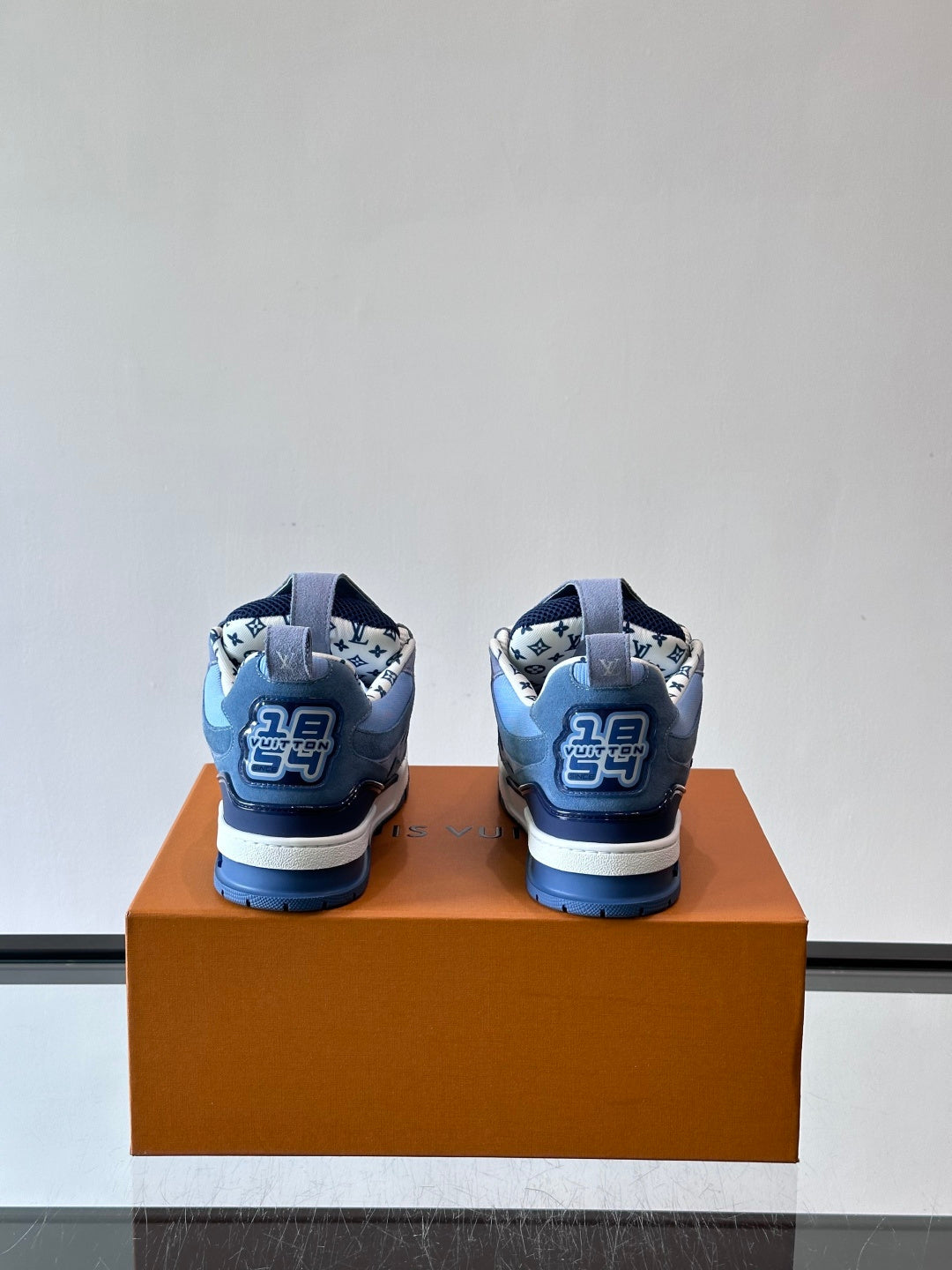 BLAU-GRAUE NIEDRIGE SNEAKER MIT MESH-EINSÄTZEN