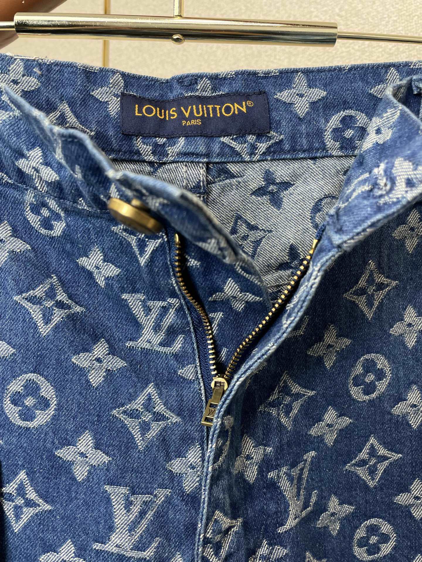 Set aus Kurzarmhemd mit Jeansprint und passender Shorts