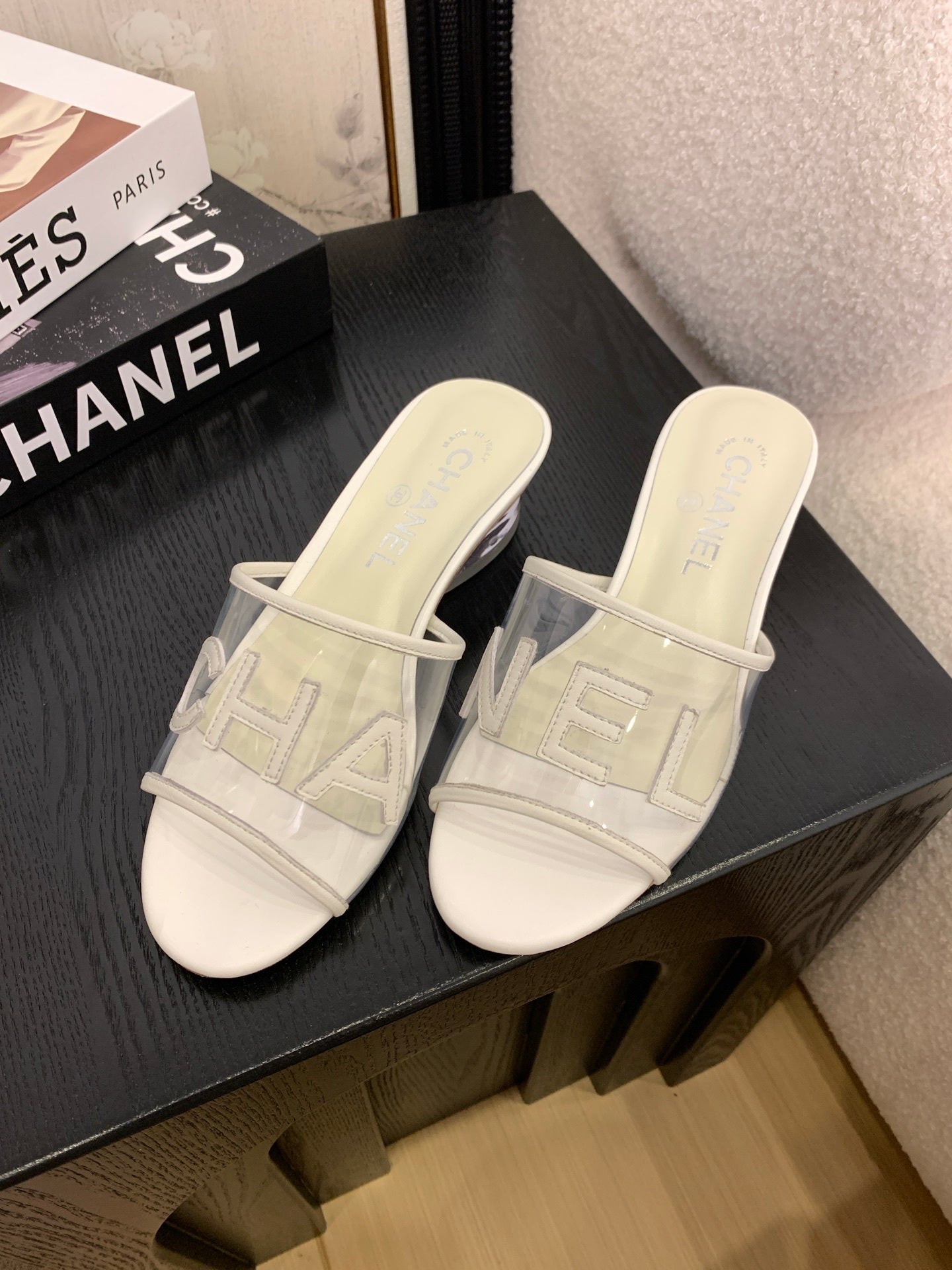CLEAR LOGO STRAP FLAT SLIDES – WHITE