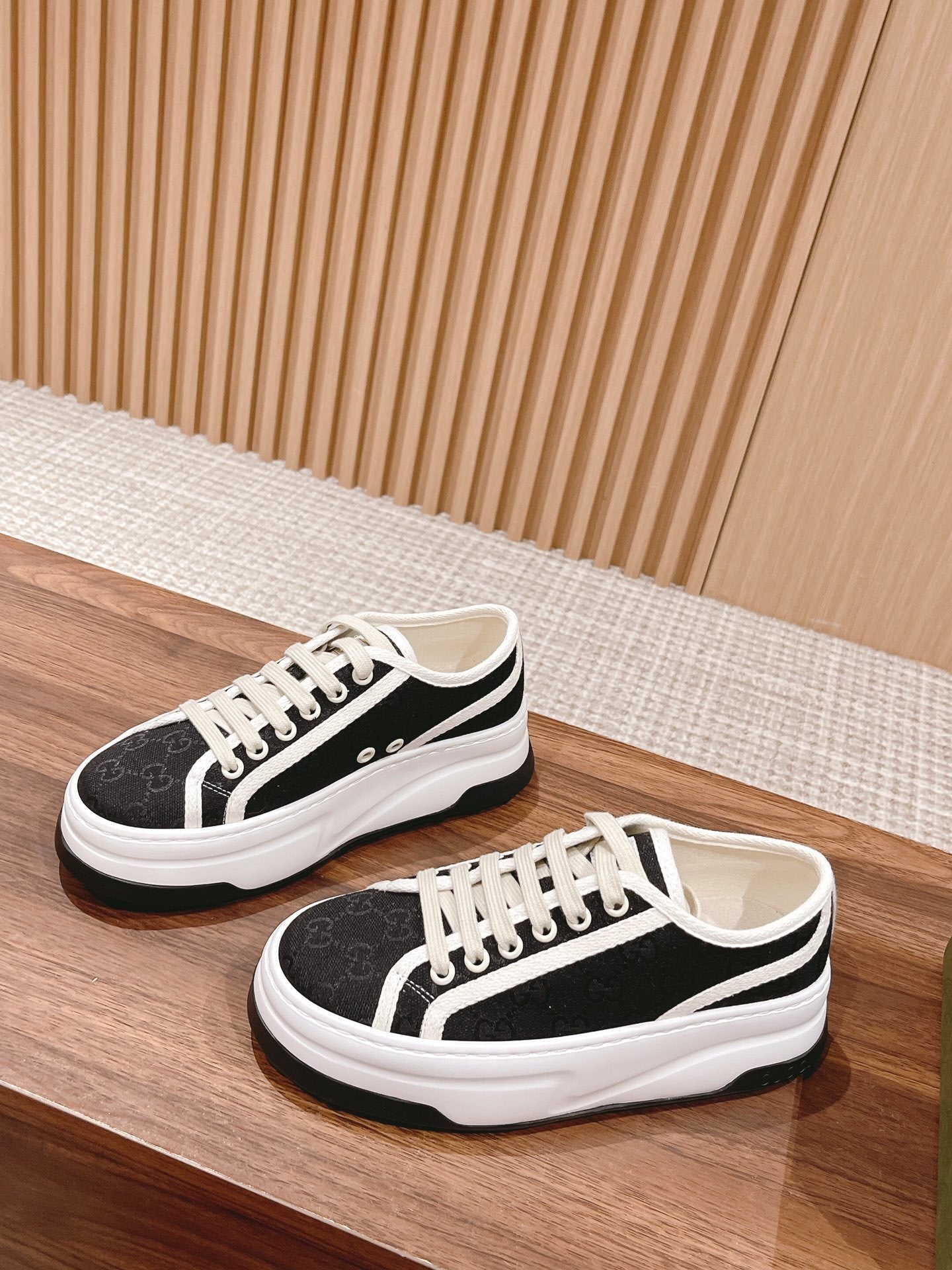 BLACK PLATFORM LOW-TOP SNEAKERS