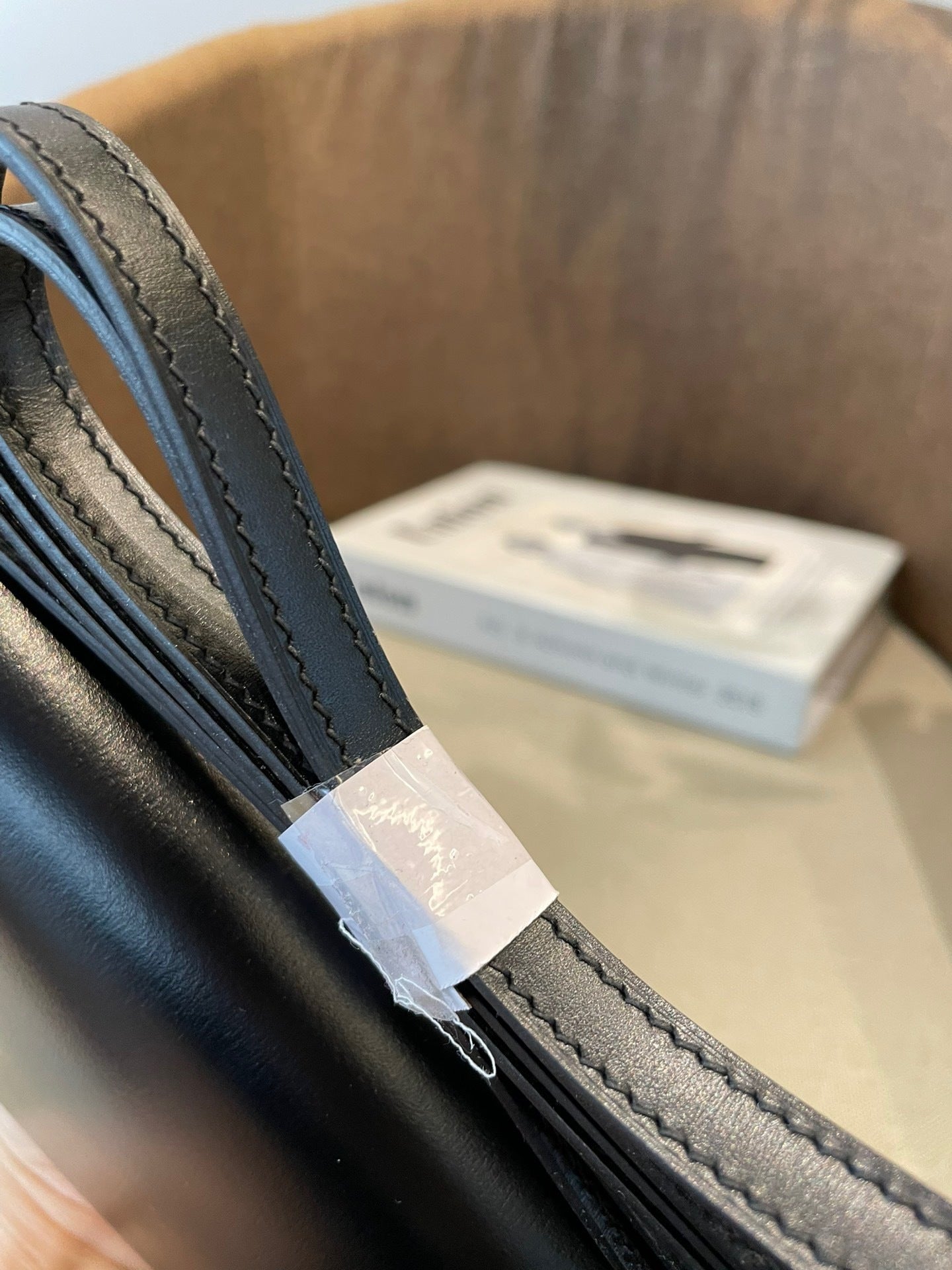 BLACK SMOOTH STRUCTURED CROSSBODY BAG