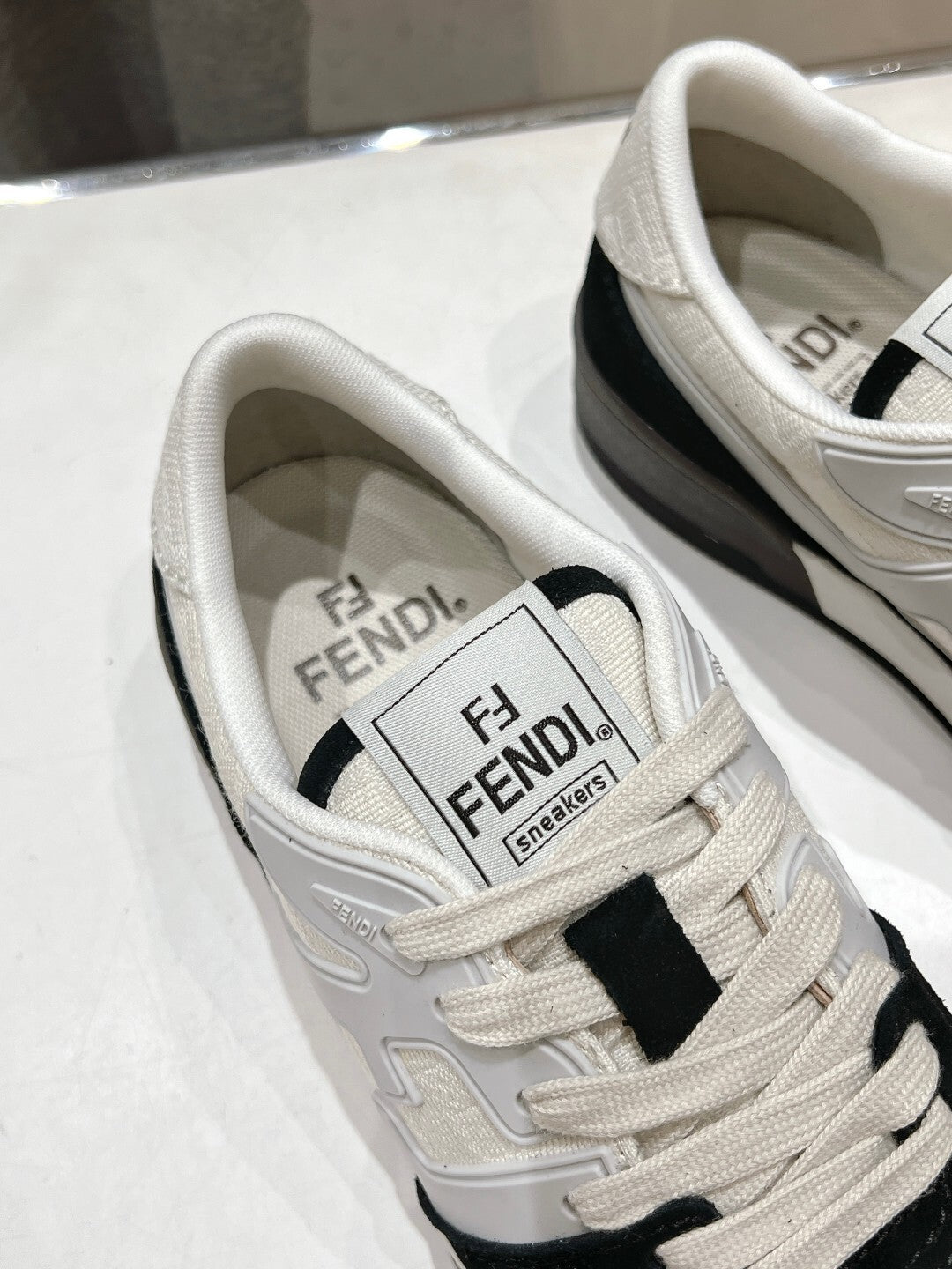 BLACK & WHITE LOW-TOP SNEAKERS WITH CONTRAST PANELS