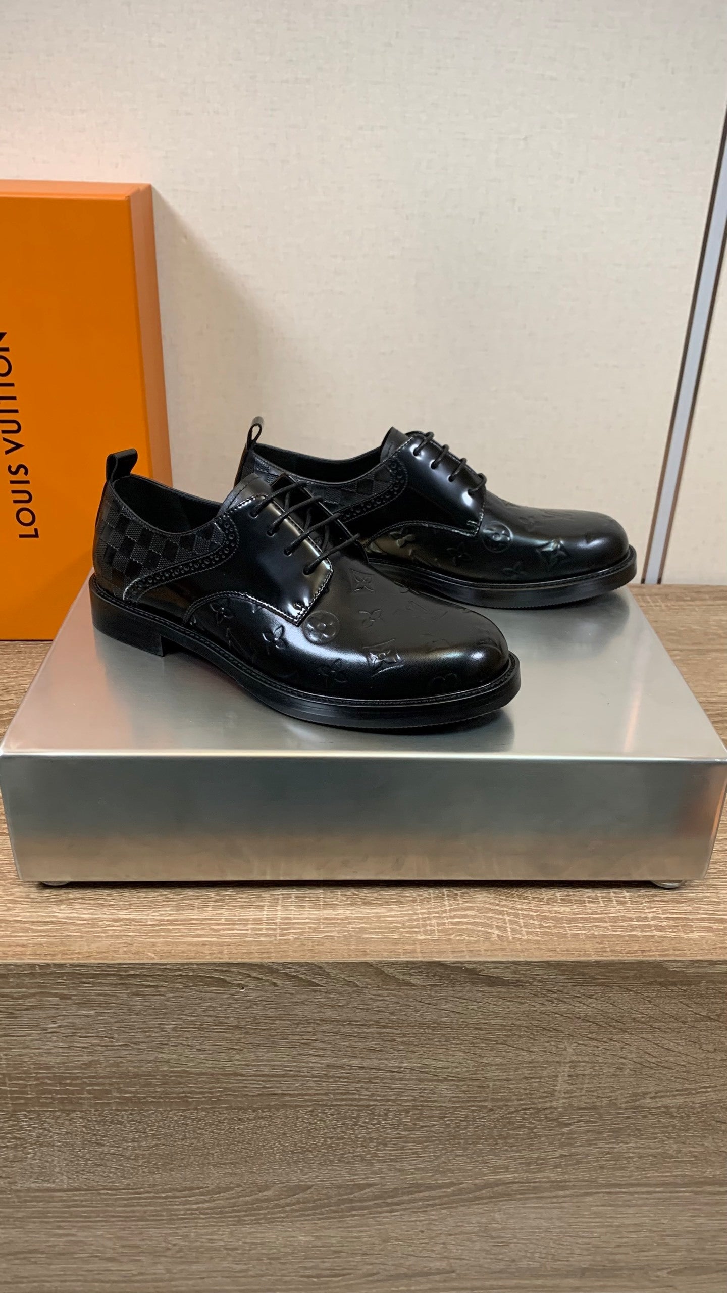 BLACK EMBOSSED LEATHER LACE-UP DRESS SHOES
