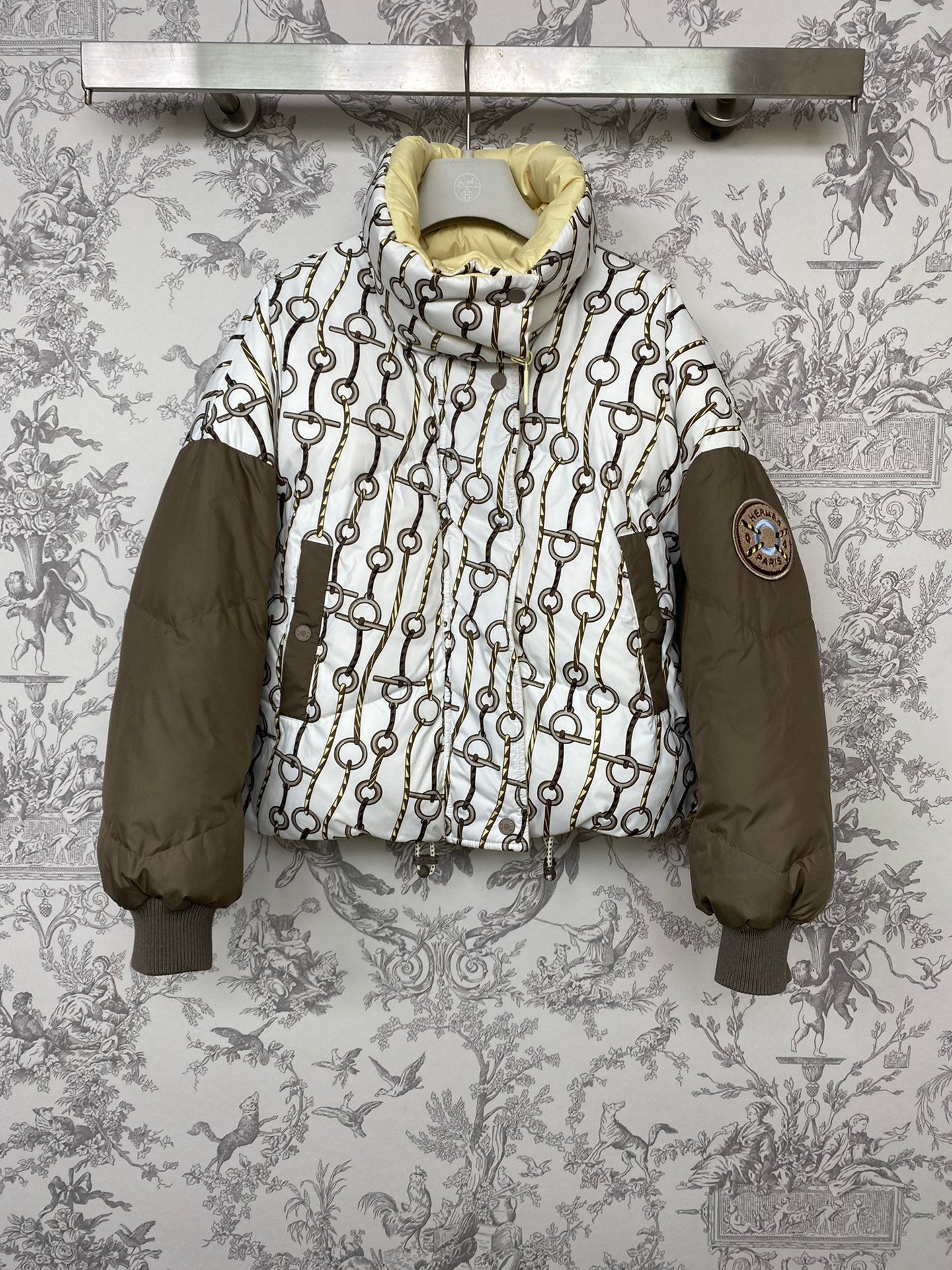 PATTERNED PUFFER JACKET WITH CONTRAST SLEEVES AND HIGH COLLAR