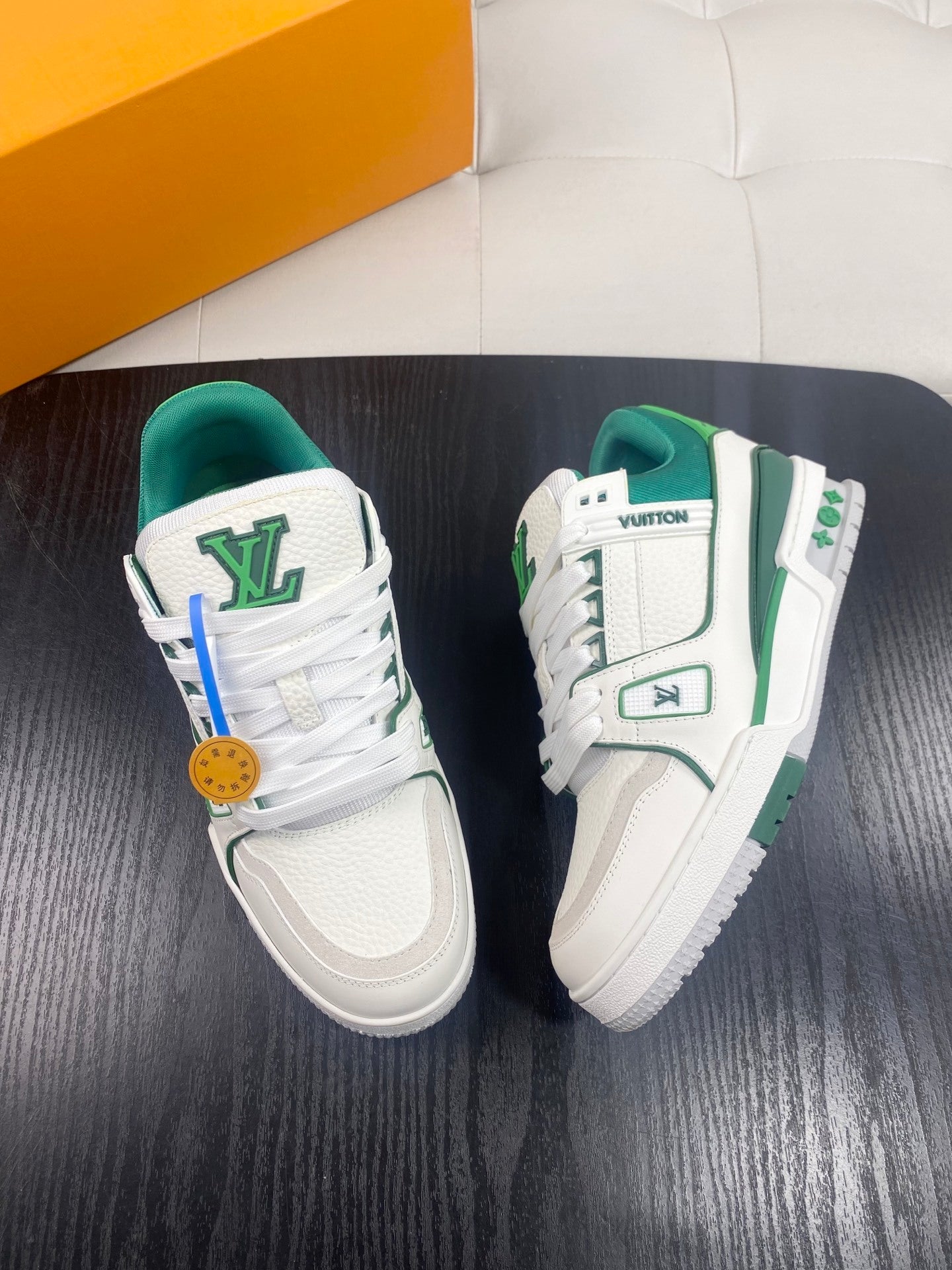 LOW-TOP LEATHER SNEAKERS WITH GREEN ACCENTS