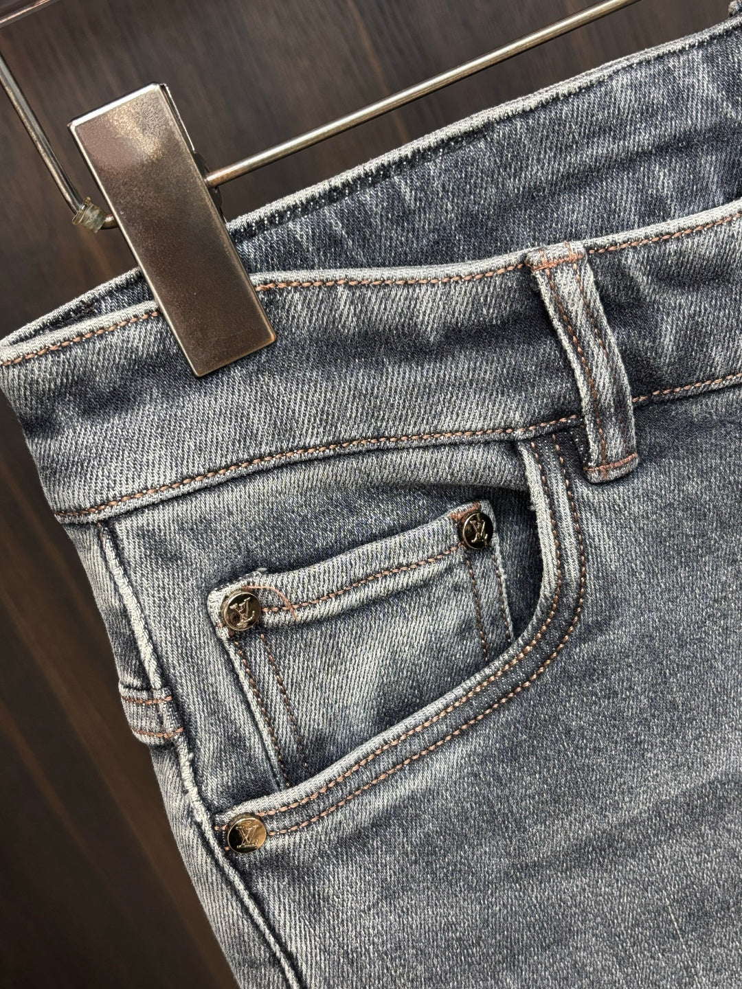 Graue Jeans mit gesticktem Rückendetail