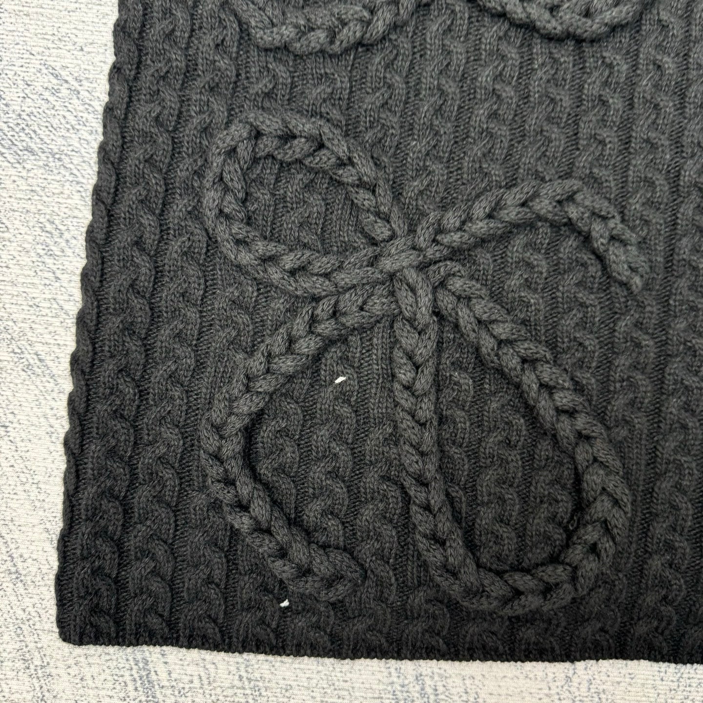 CABLE KNIT CREW NECK VEST