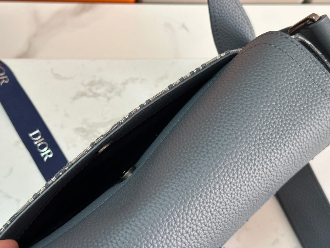 TEXTURED CROSSBODY BAG WITH FLAP CLOSURE