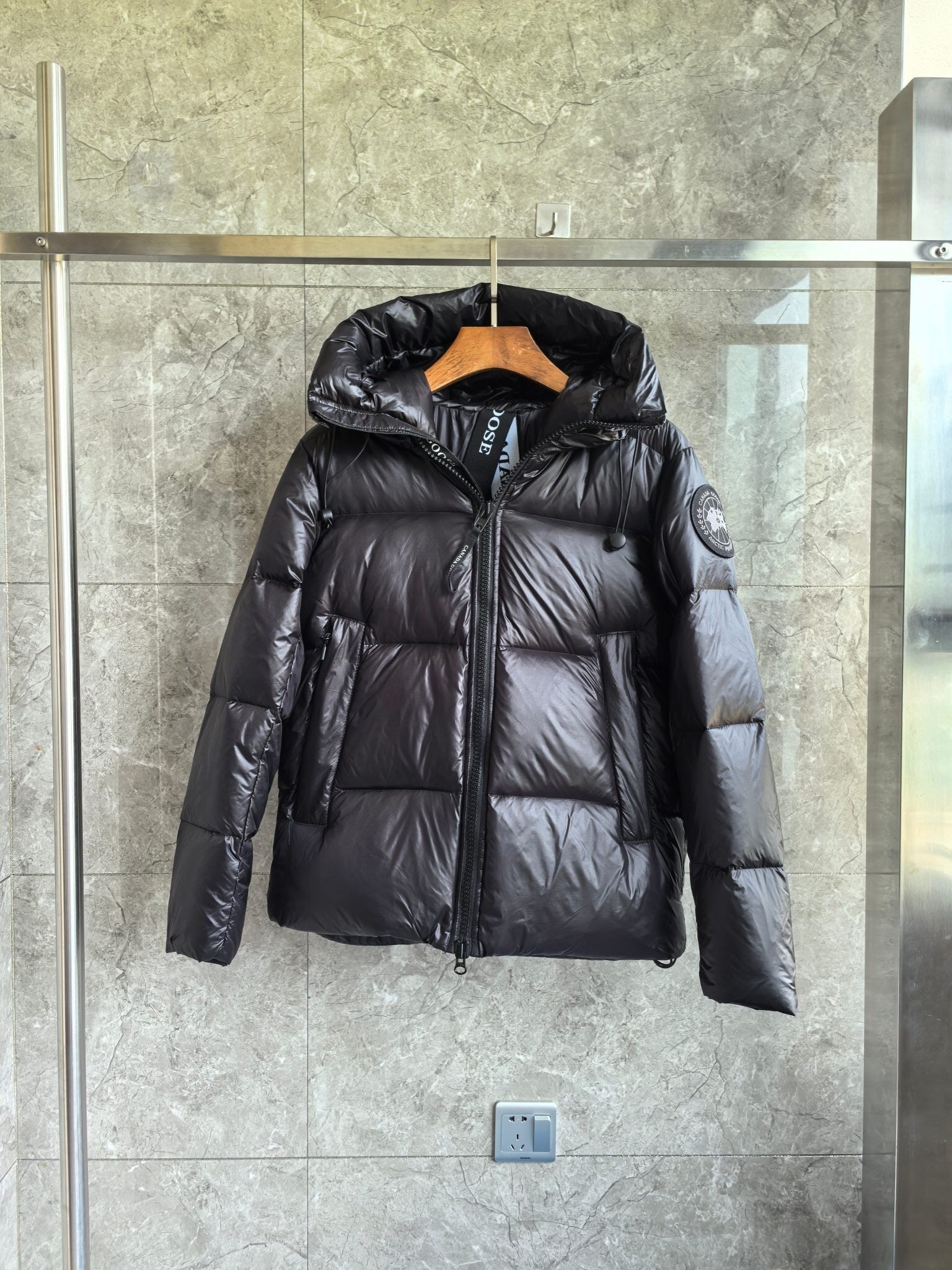 BLACK HOODED PUFFER JACKET