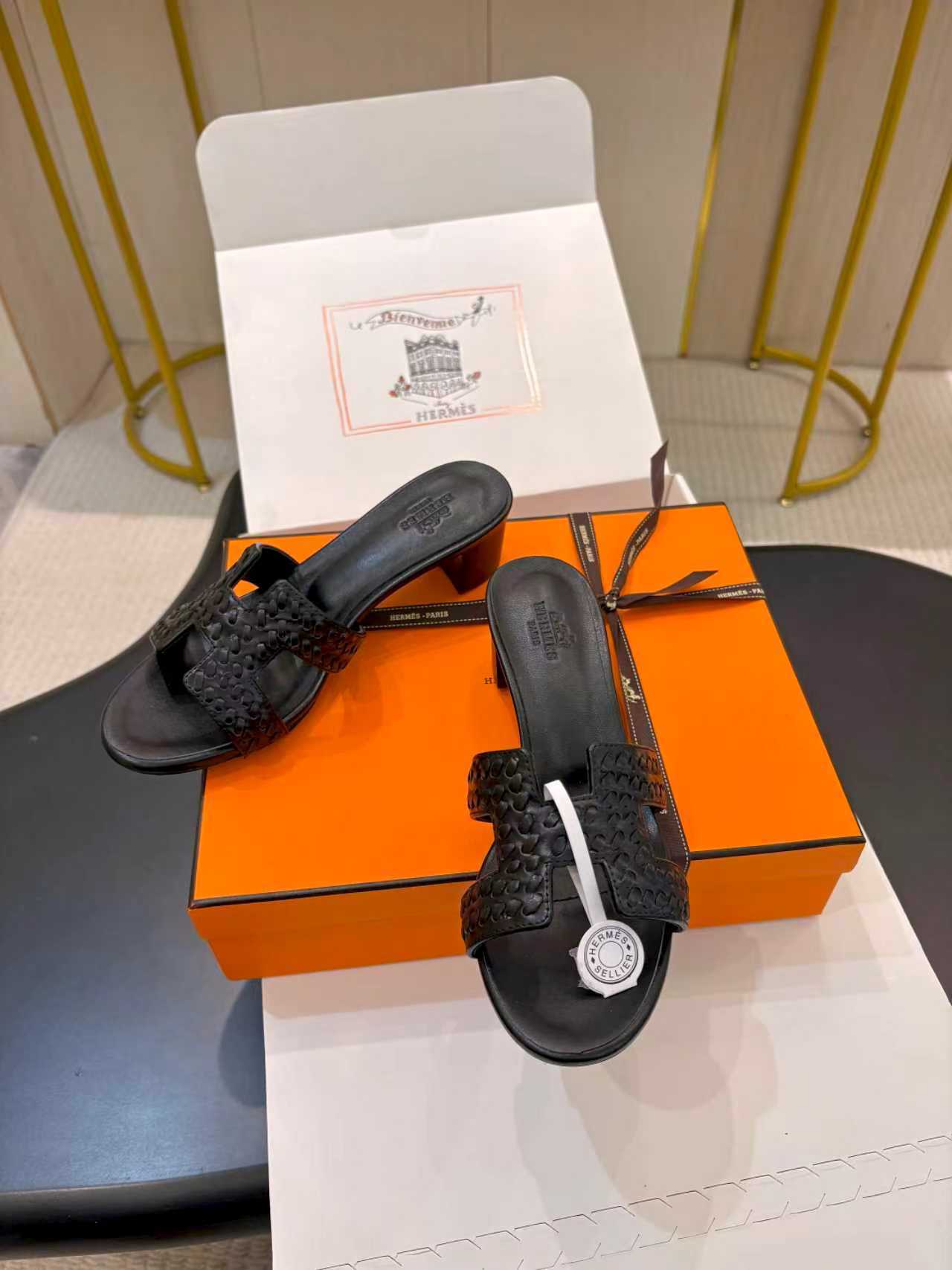 BLACK LEATHER HEELED SLIDE SANDALS