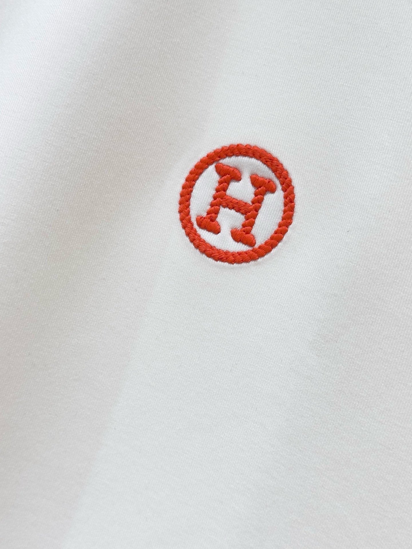 Minimalistisches weißes Kurzarm-T-Shirt