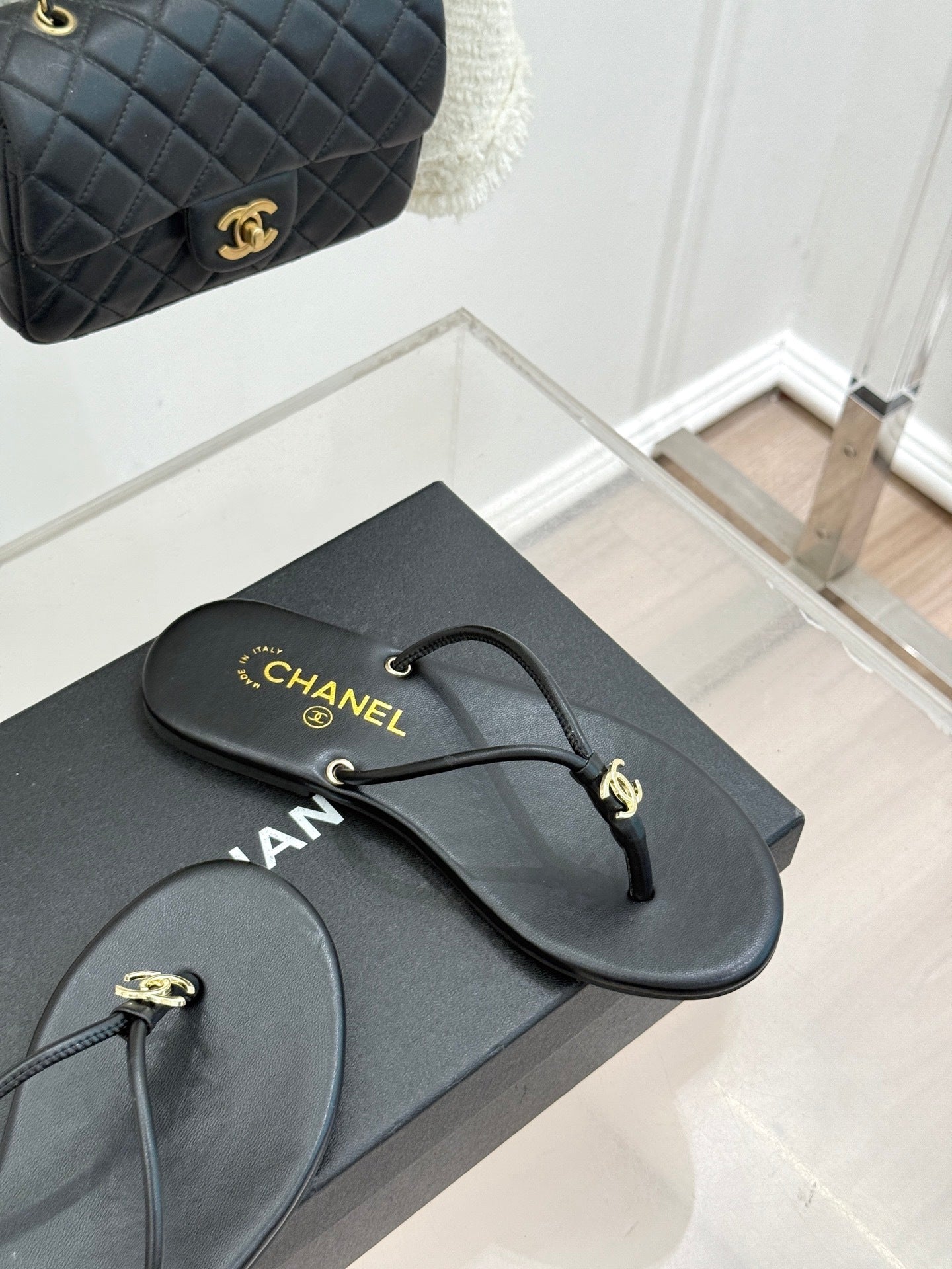 BLACK MINIMAL THONG SANDALS