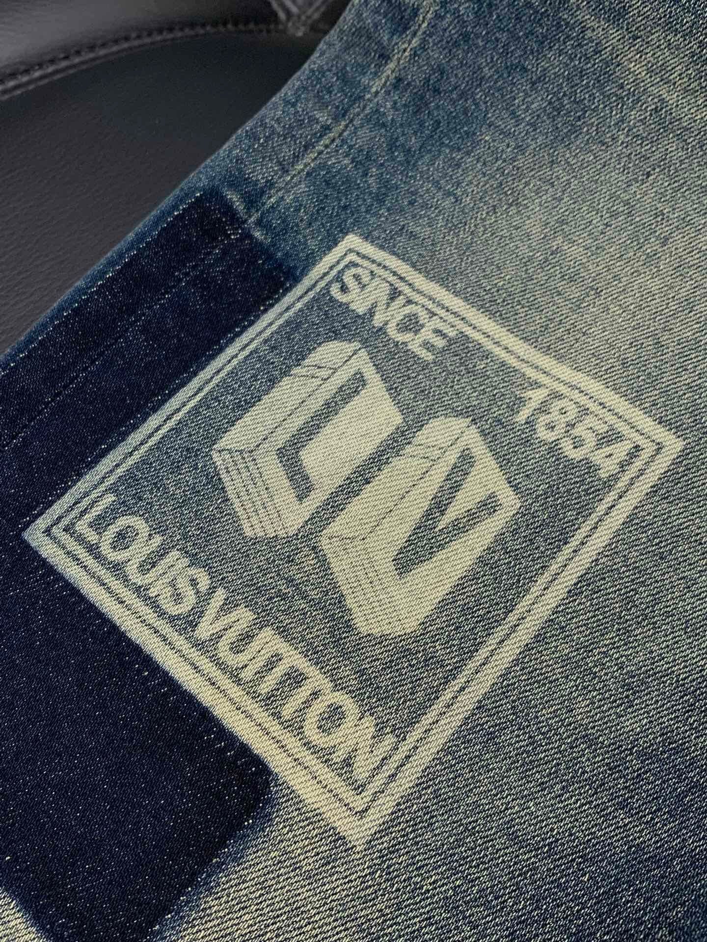 DISTRESSED SLIM-FIT GRAPHIC DENIM JEANS