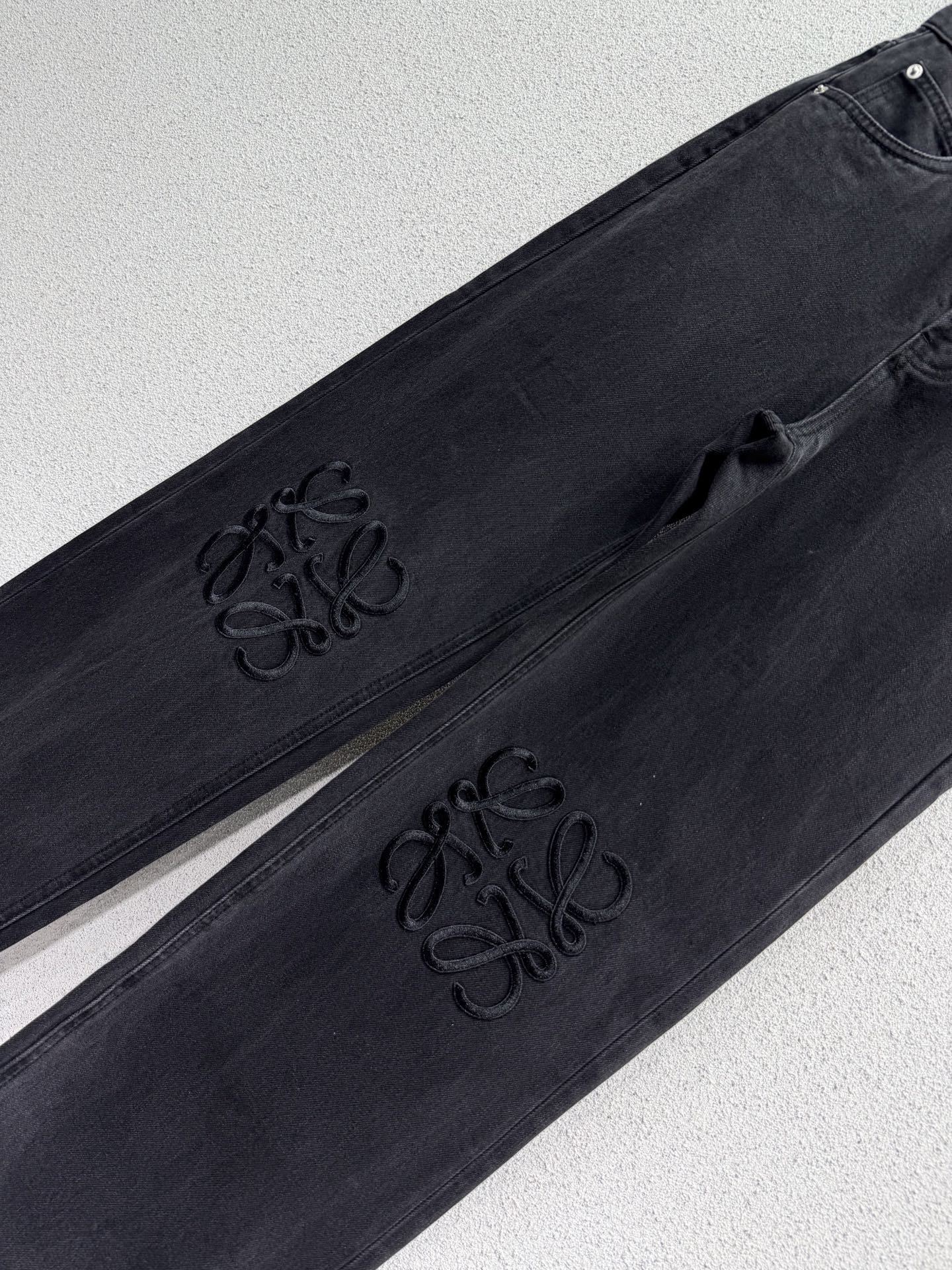 EMBOSSED LOGO RELAXED DENIM JEANS