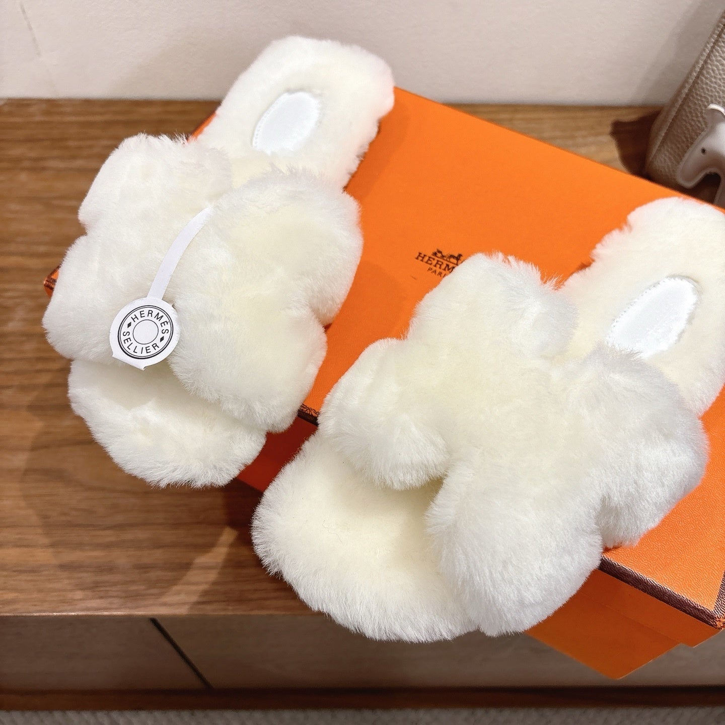WHITE FAUX FUR SLIDE SLIPPERS