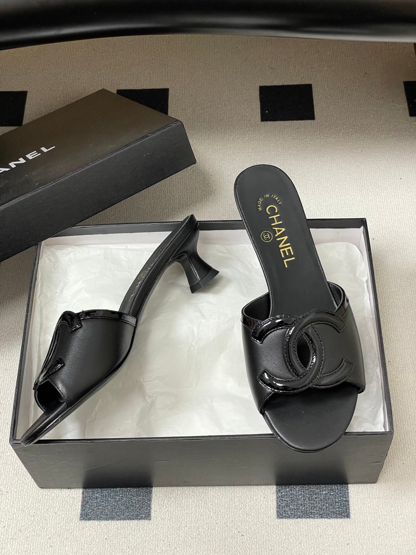 BLACK LOW HEEL MULE SANDALS