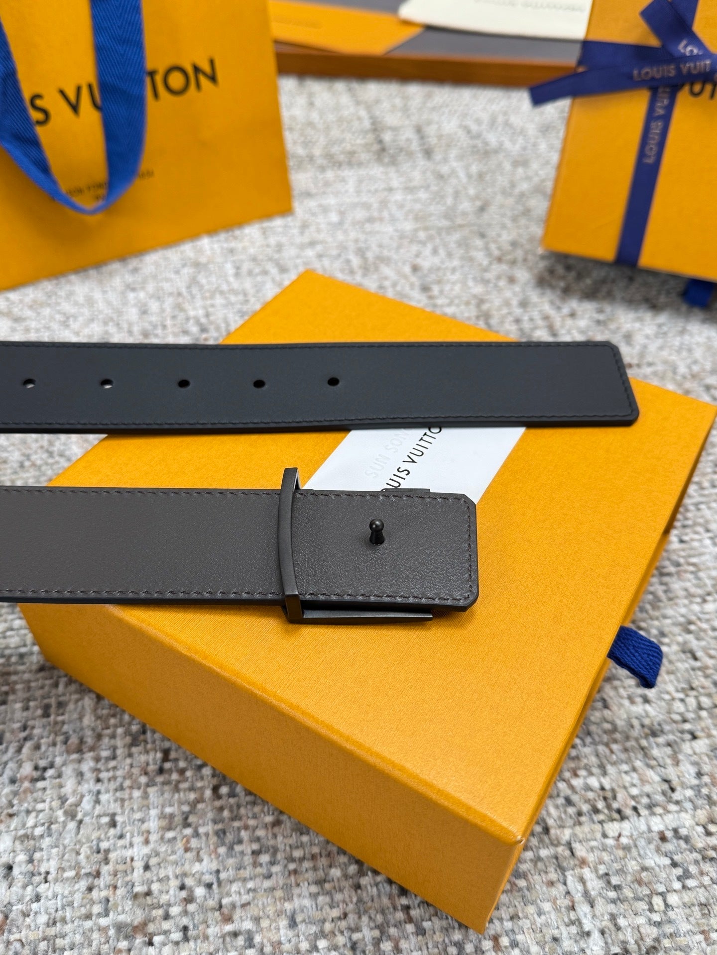 MINIMAL LEATHER BELT – MATTE BUCKLE STYLE