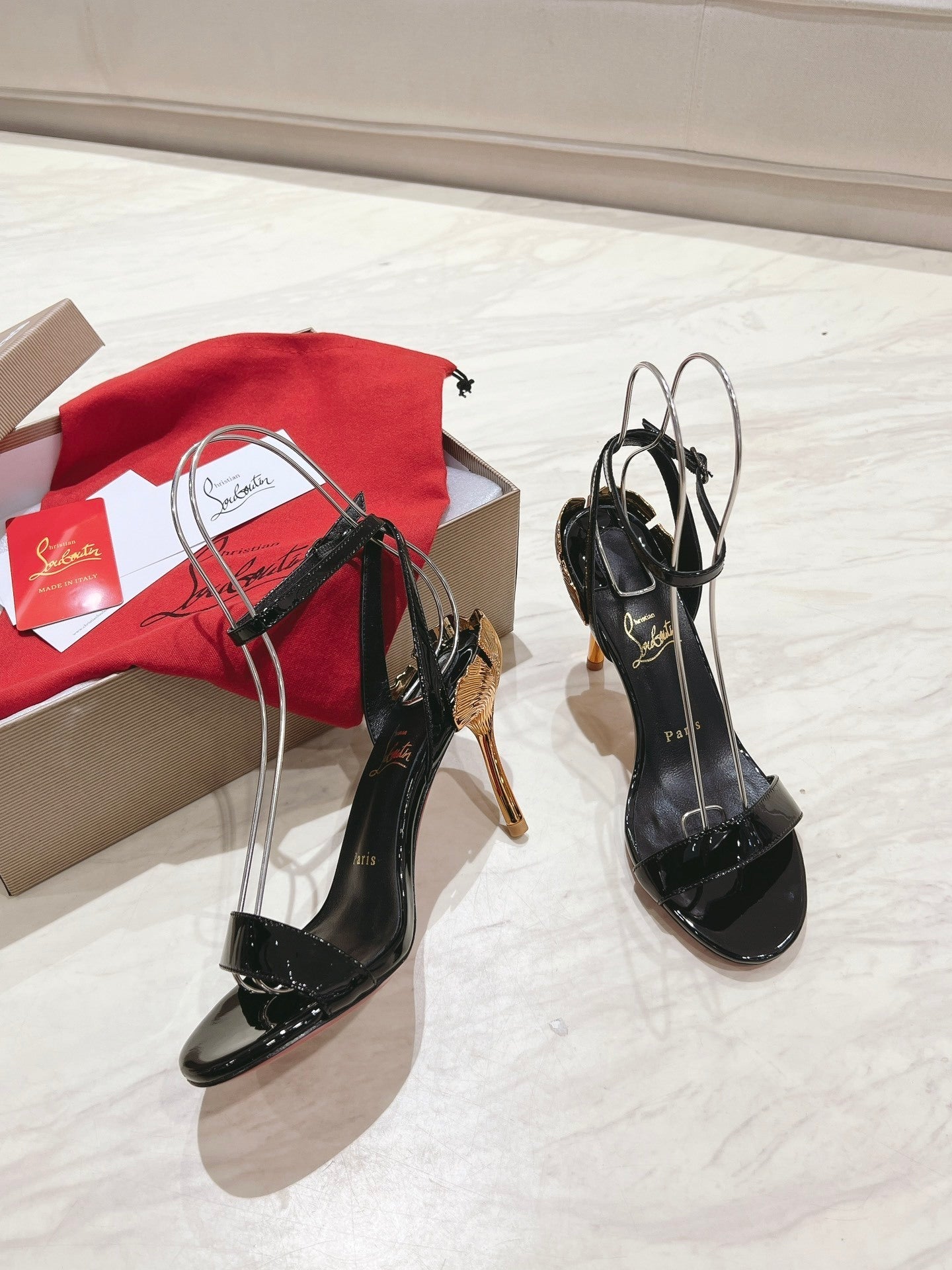 BLACK PATENT ANKLE-STRAP SANDALS WITH GOLD SCULPTED HEEL