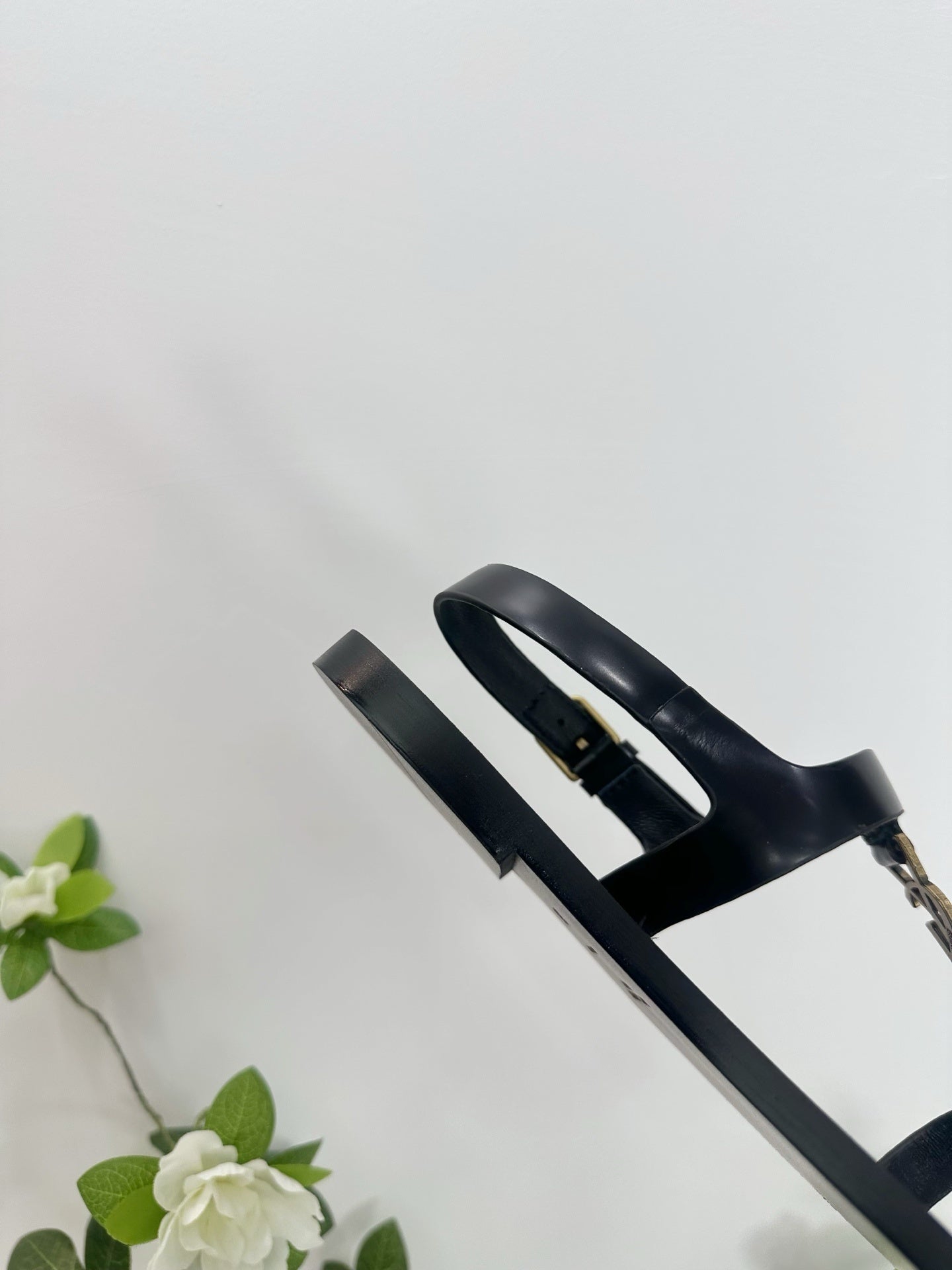 BLACK MINIMAL STRAP SANDALS WITH GOLD LOGO ACCENT