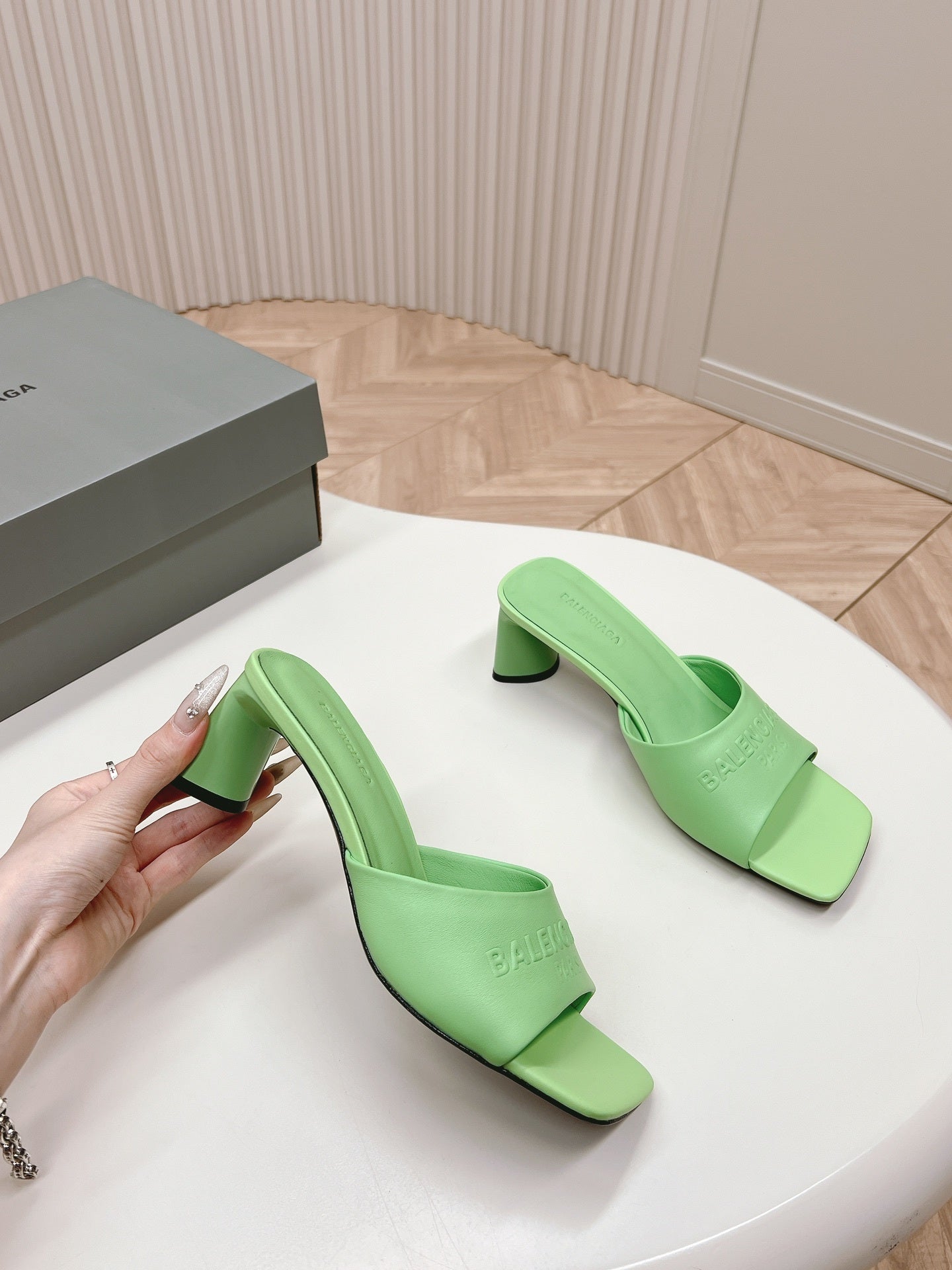 GREEN MINIMAL BLOCK HEEL MULES