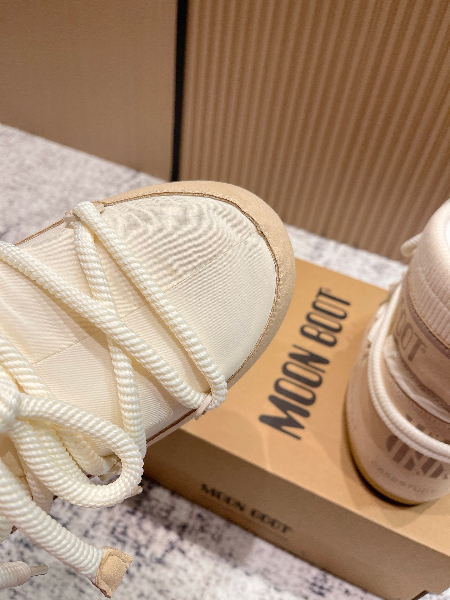 CREAM PADDED WINTER BOOTS WITH LACE-UP CLOSURE