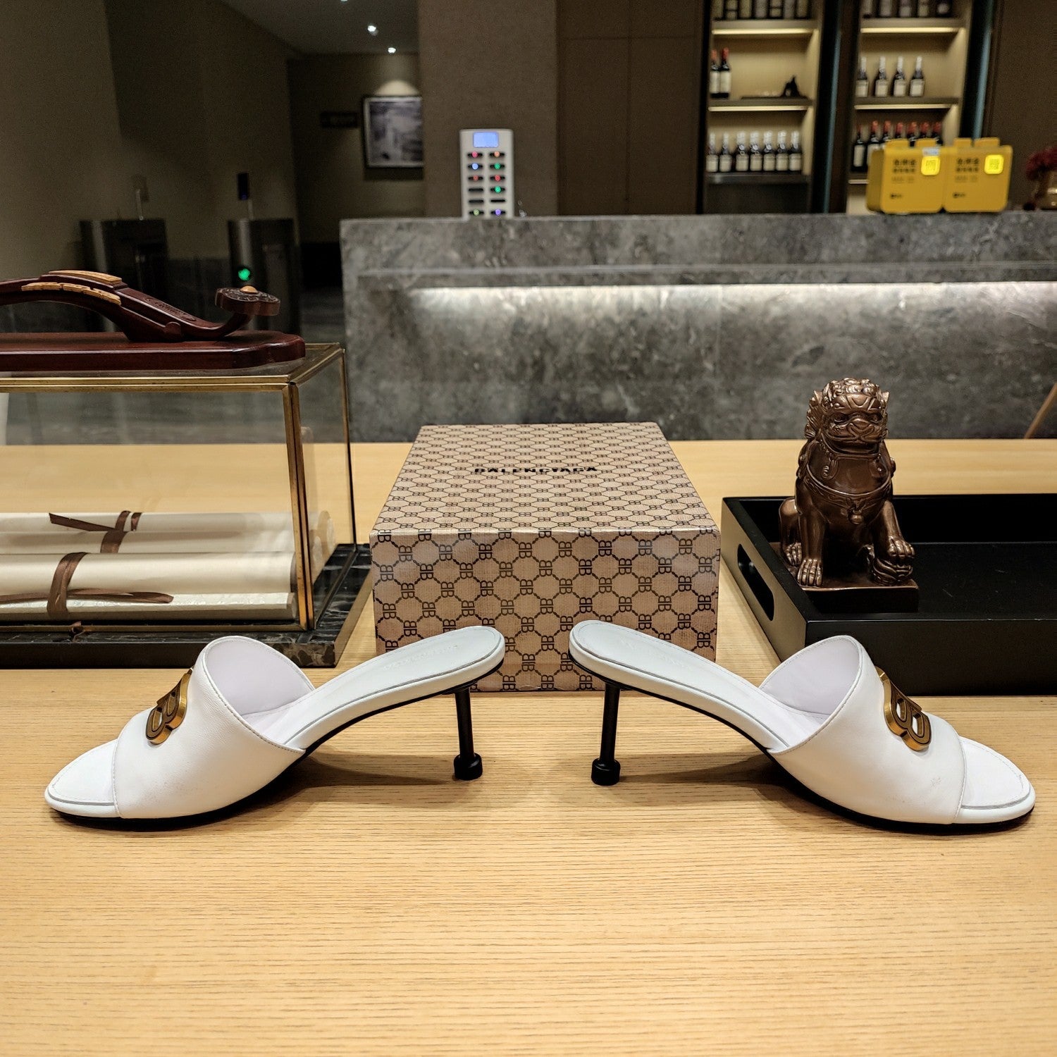 WHITE LOGO LOW HEEL MULE SANDALS