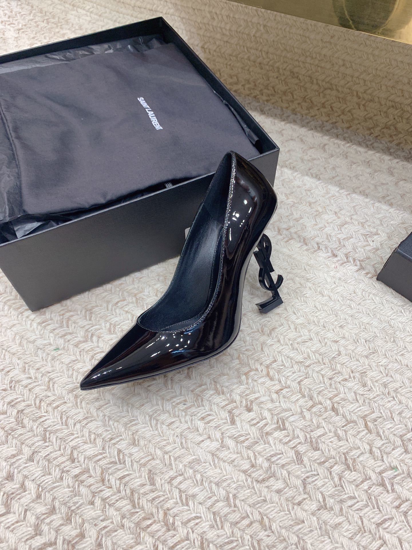 GLOSSY BLACK POINTED TOE HIGH HEELS