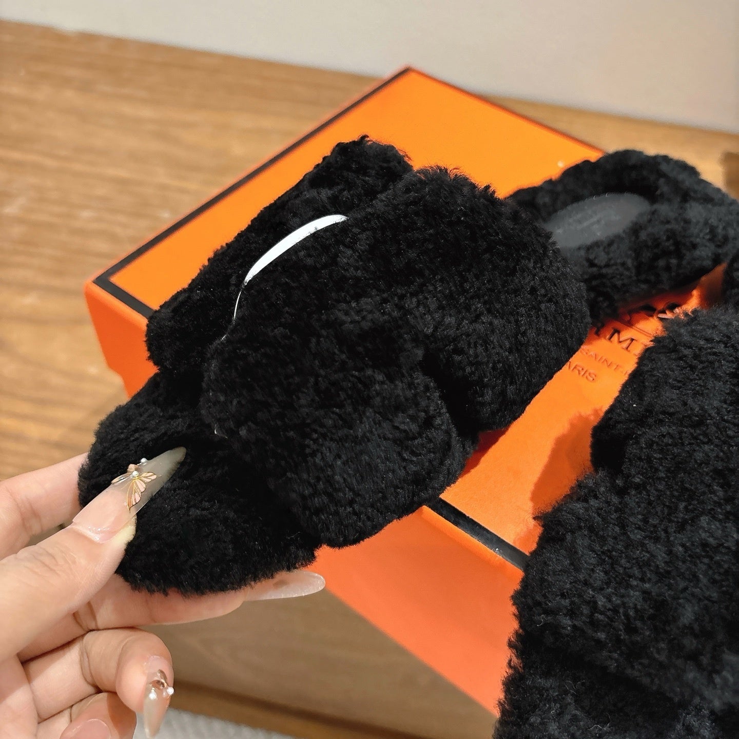 BLACK FAUX FUR SLIDE SLIPPERS