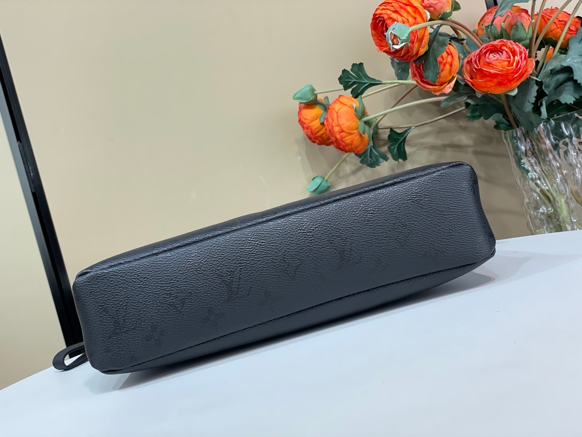 MINIMALIST LEATHER ZIP POUCH