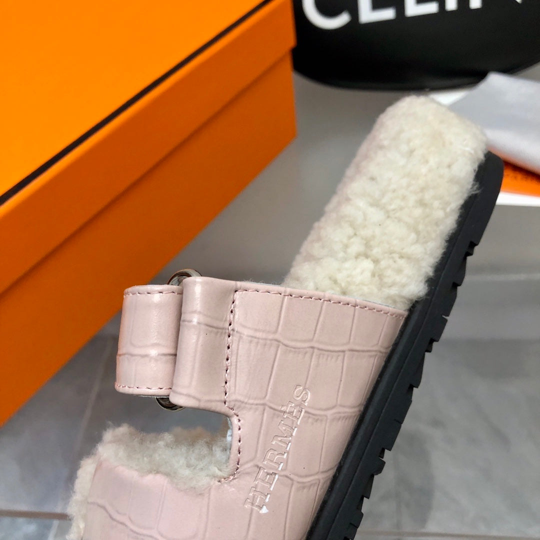 Rosafarbene Shearling-Sandalen mit geprägten Riemen 