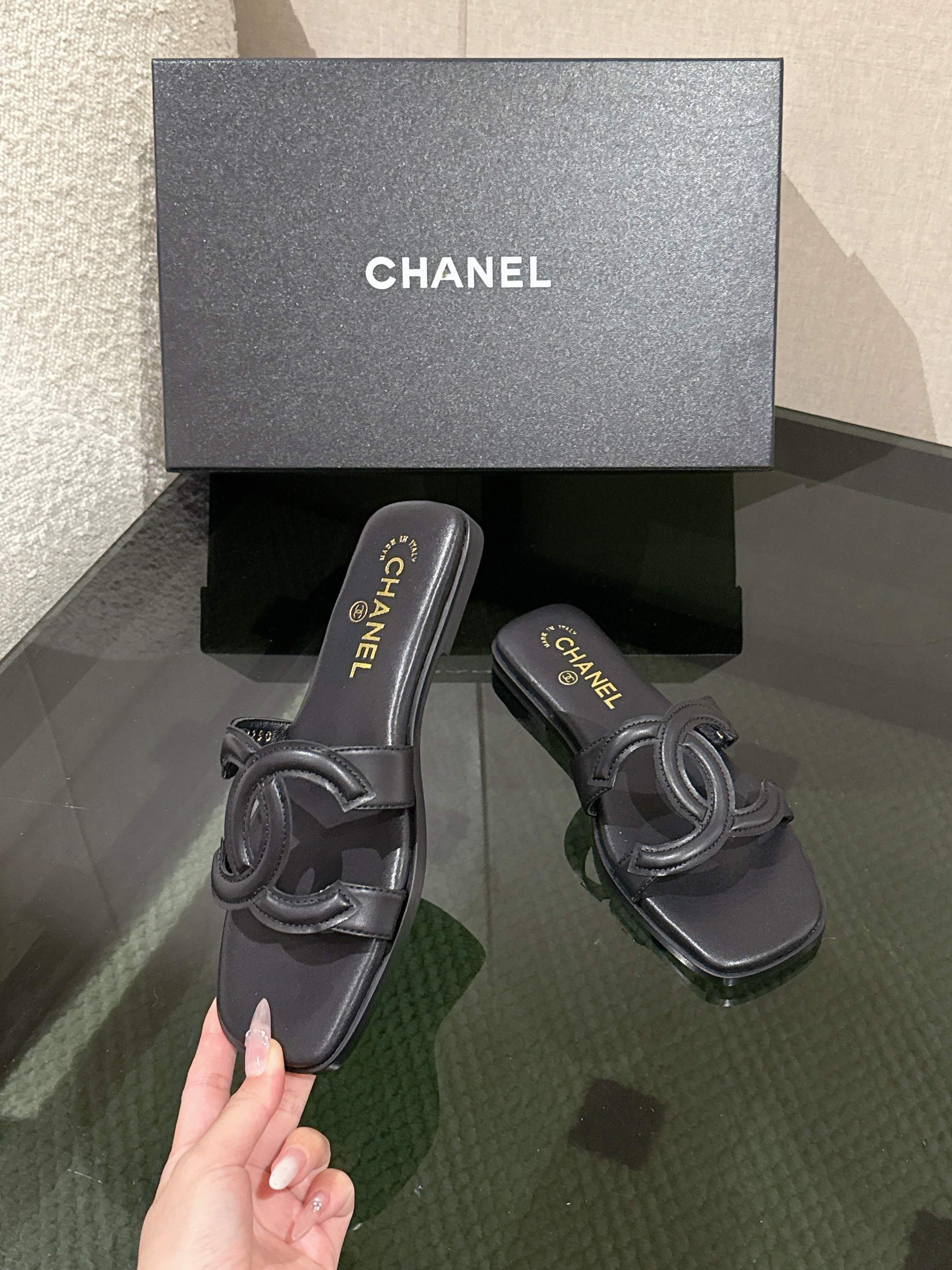 BLACK MINIMALIST SLIDE SANDALS