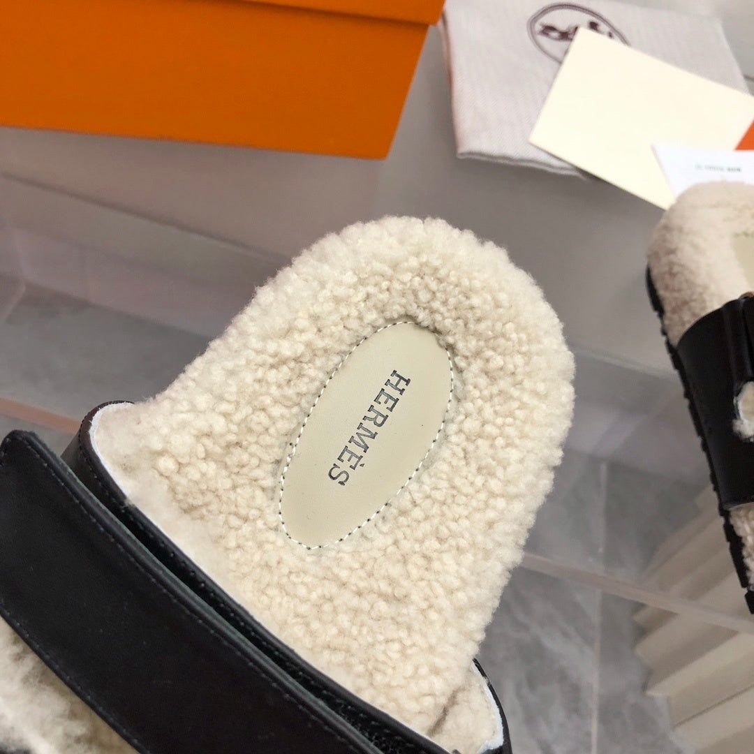 SHEARLING SLIDE SANDALS WITH BLACK LEATHER STRAPS