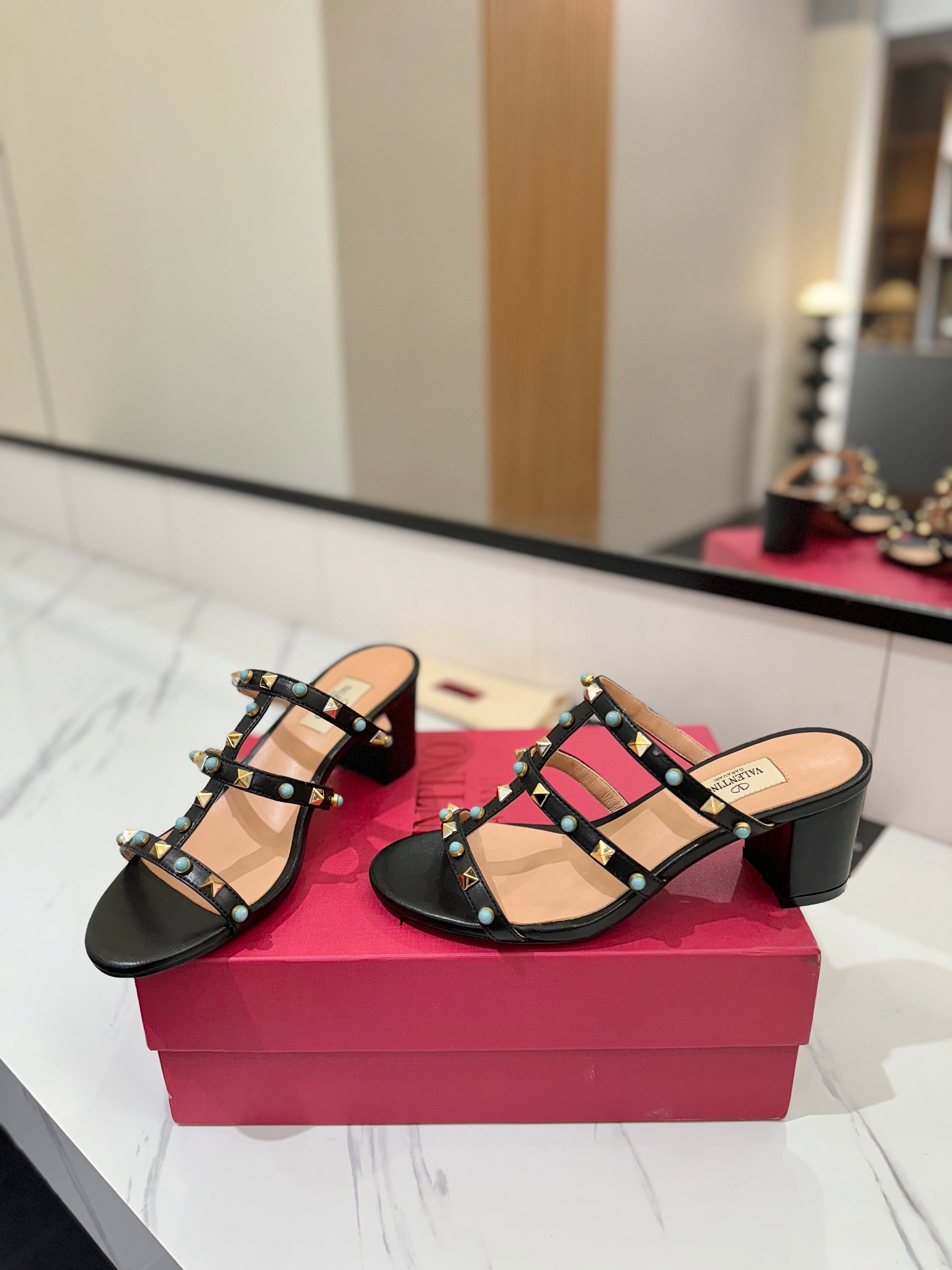 STUDDED STRAP MID-HEEL SANDALS – BLACK WITH TURQUOISE DETAILS