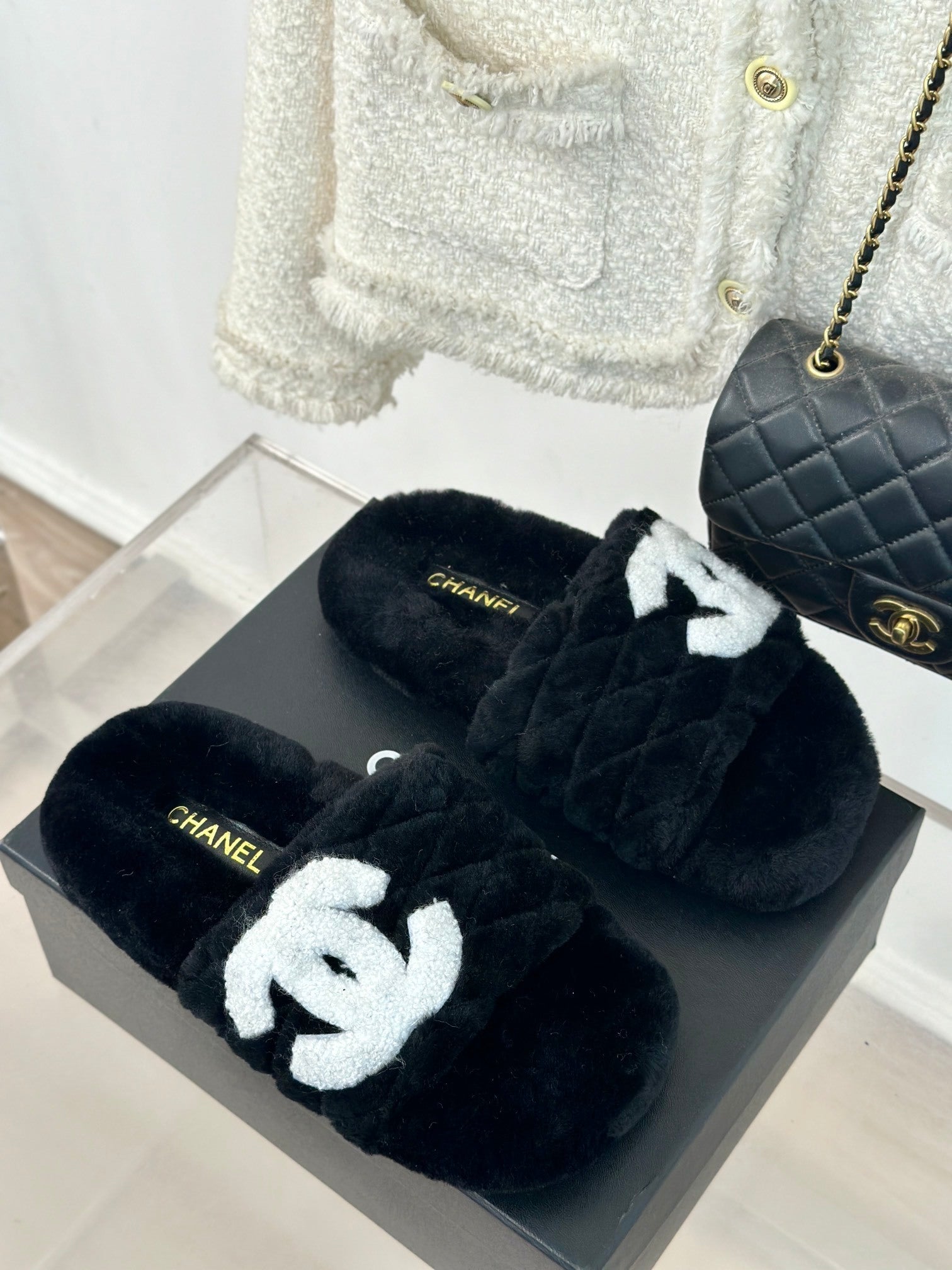 PLUSH FAUX FUR SLIDES – BLACK